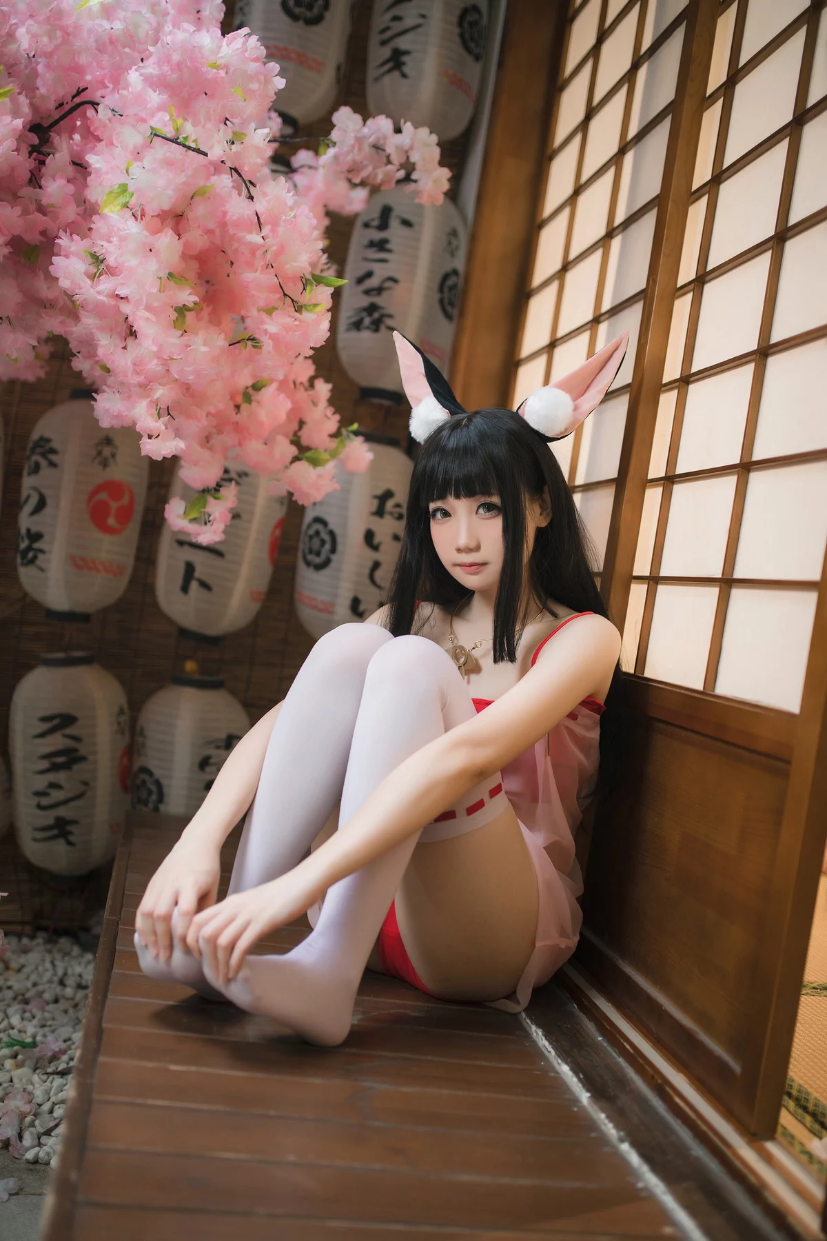 网络美女焖焖碳碧蓝航线长门睡衣主题性感薄纱吊裙配白丝袜秀翘臀美腿诱惑写真27P