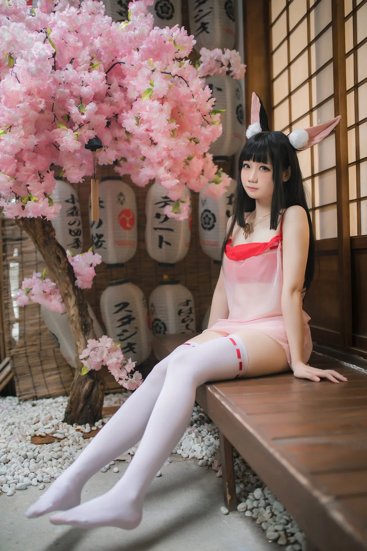 网络美女焖焖碳碧蓝航线长门睡衣主题性感薄纱吊裙配白丝袜秀翘臀美腿诱惑写真27P