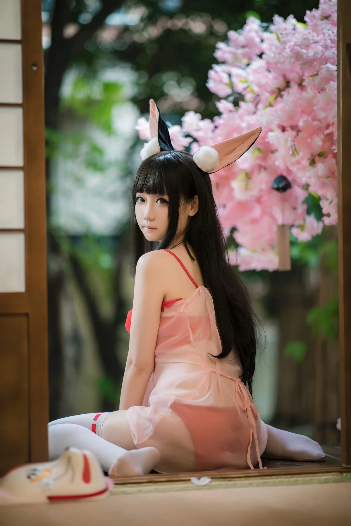 网络美女焖焖碳碧蓝航线长门睡衣主题性感薄纱吊裙配白丝袜秀翘臀美腿诱惑写真27P