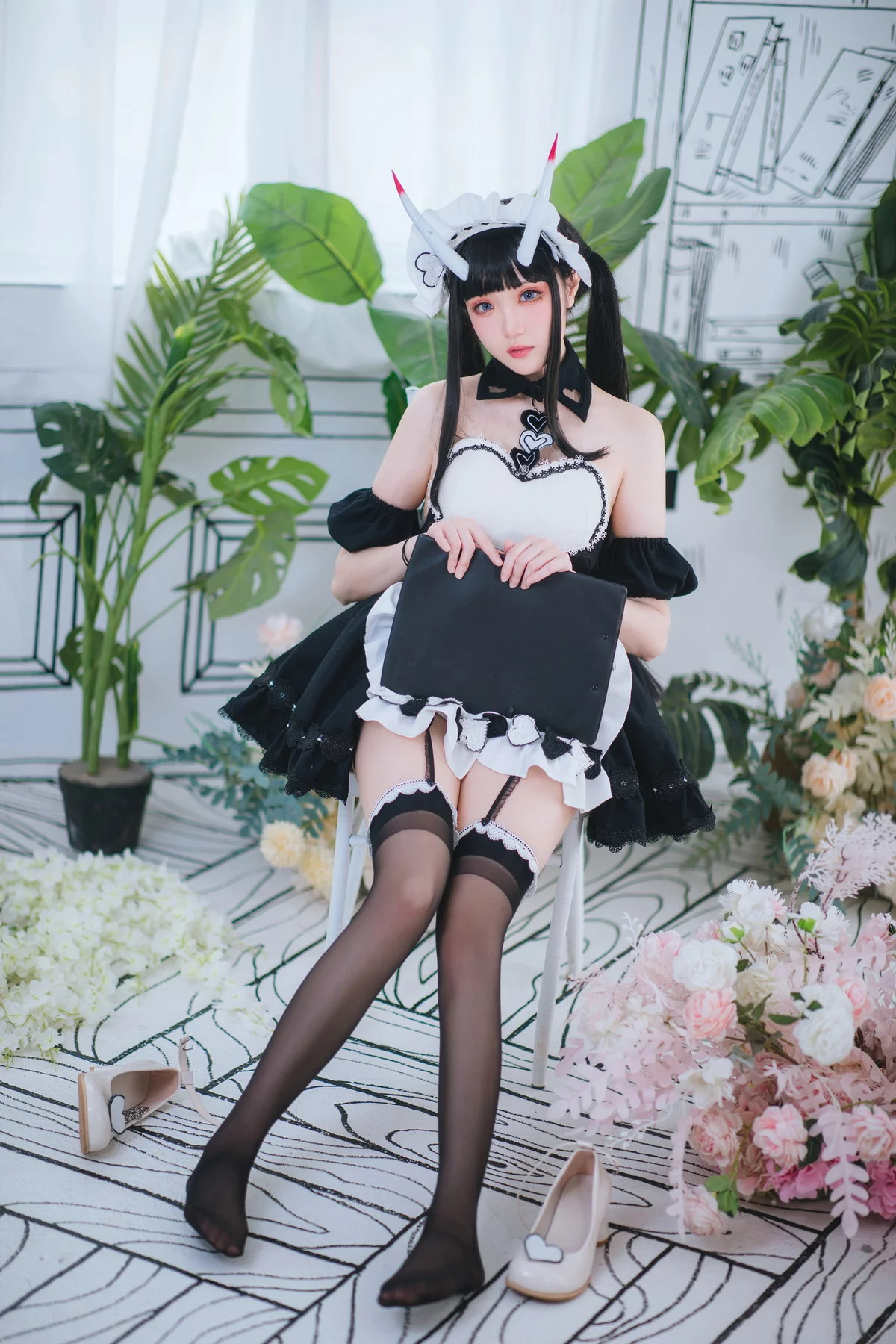 Coser美女瓜希酱能代女仆主题性感黑白女仆装配黑丝吊袜秀完美身材诱惑写真22P