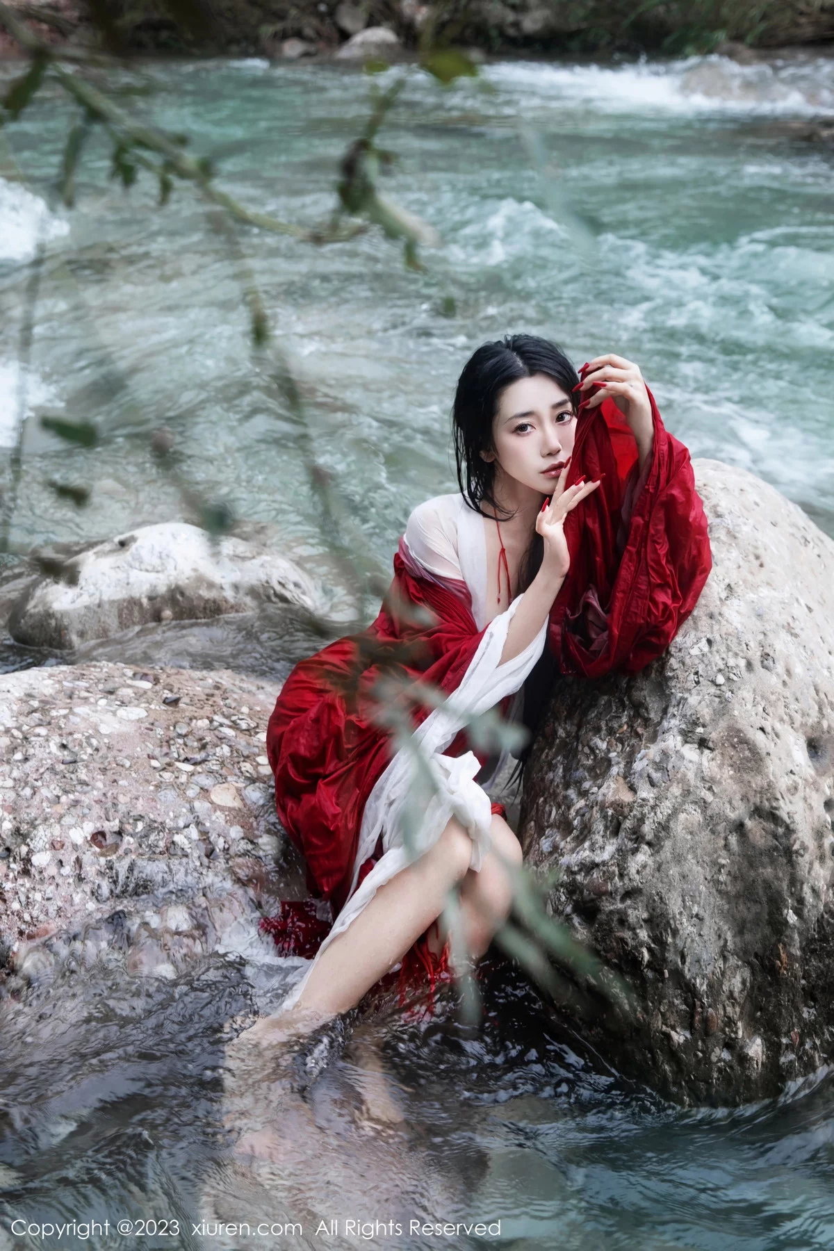XiuRen第7295期_模特严利娅Yuliya妲己扮演性感红色薄透古装服饰秀美臀诱惑写真89P