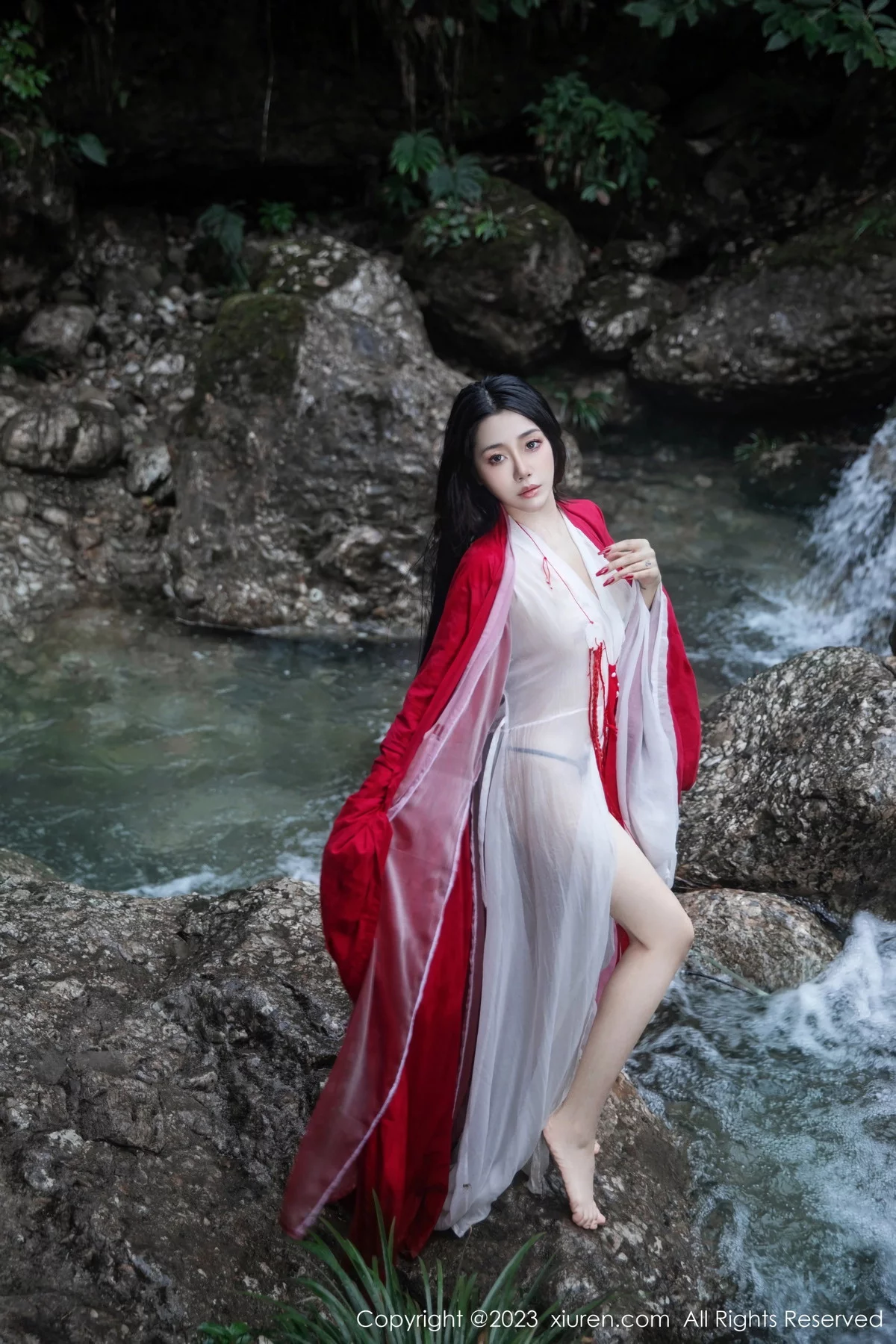 XiuRen第7295期_模特严利娅Yuliya妲己扮演性感红色薄透古装服饰秀美臀诱惑写真89P
