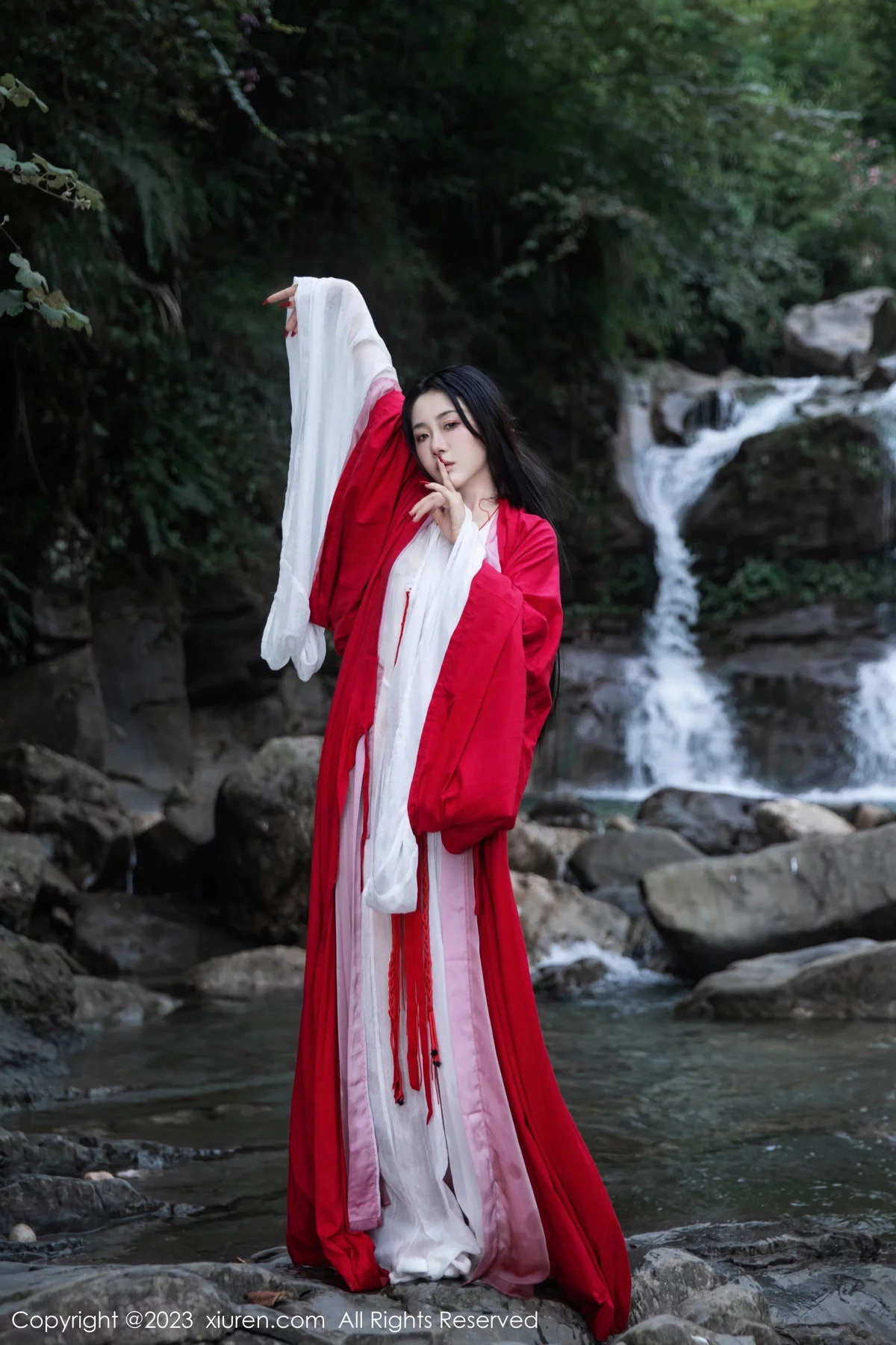 XiuRen第7295期_模特严利娅Yuliya妲己扮演性感红色薄透古装服饰秀美臀诱惑写真89P