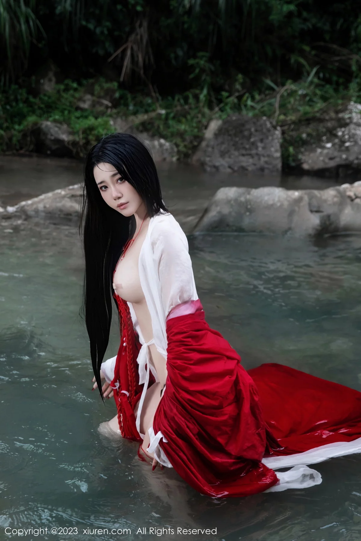 XiuRen第7295期_模特严利娅Yuliya妲己扮演性感红色薄透古装服饰秀美臀诱惑写真89P