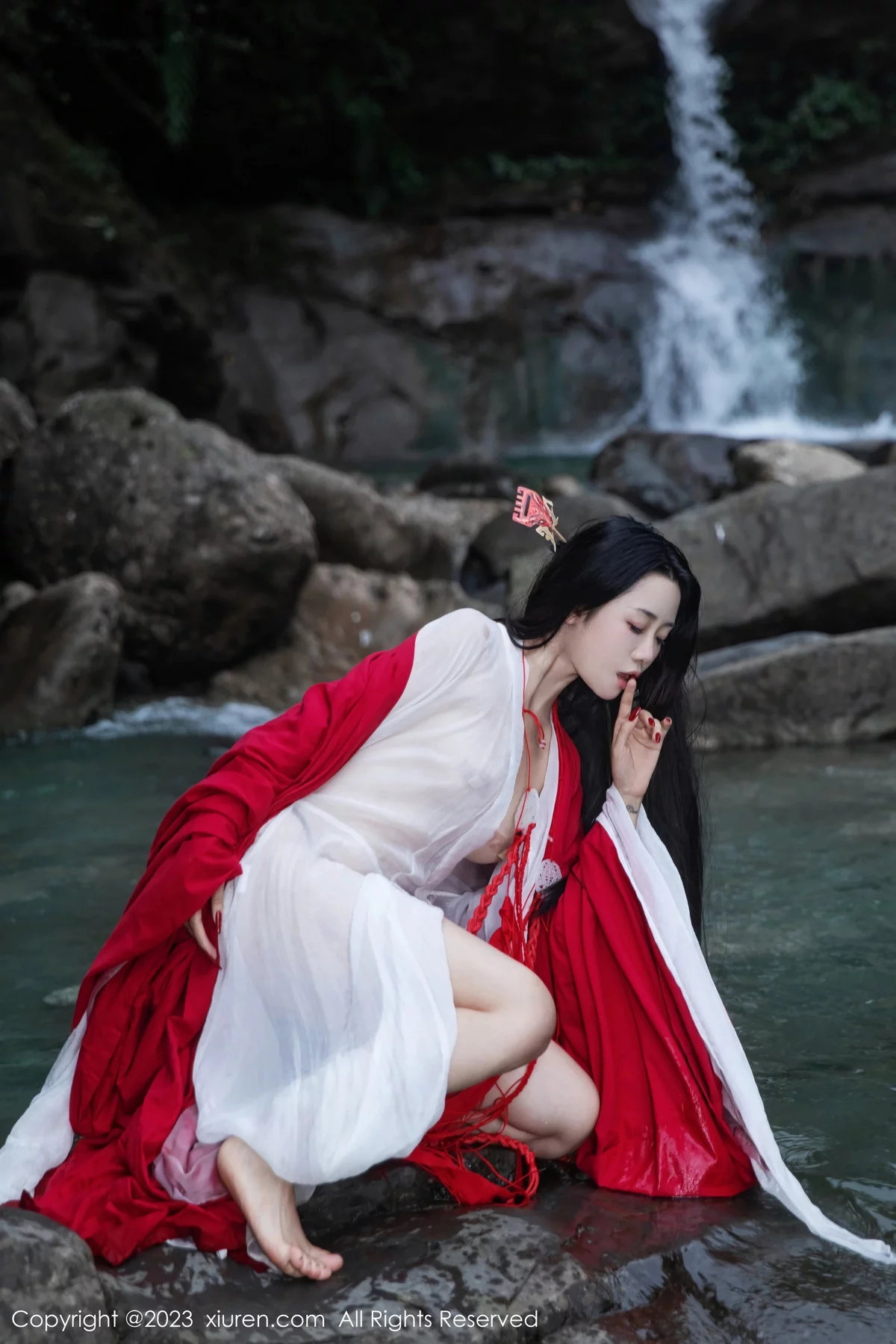 XiuRen第7295期_模特严利娅Yuliya妲己扮演性感红色薄透古装服饰秀美臀诱惑写真89P