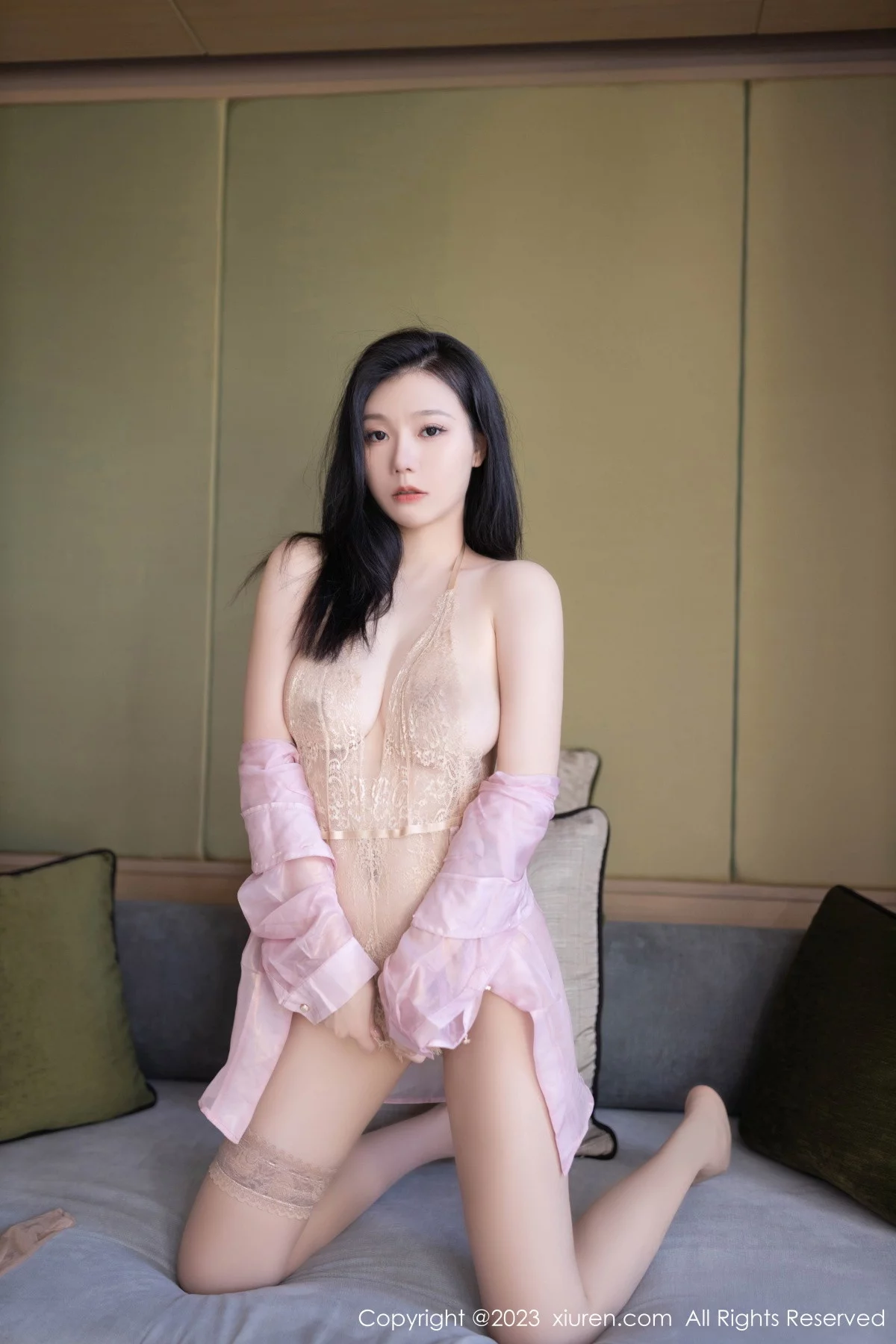 XiuRen第7303期_模特安然anran私房性感浅色连体蕾丝内衣秀惹火身材诱惑写真80P