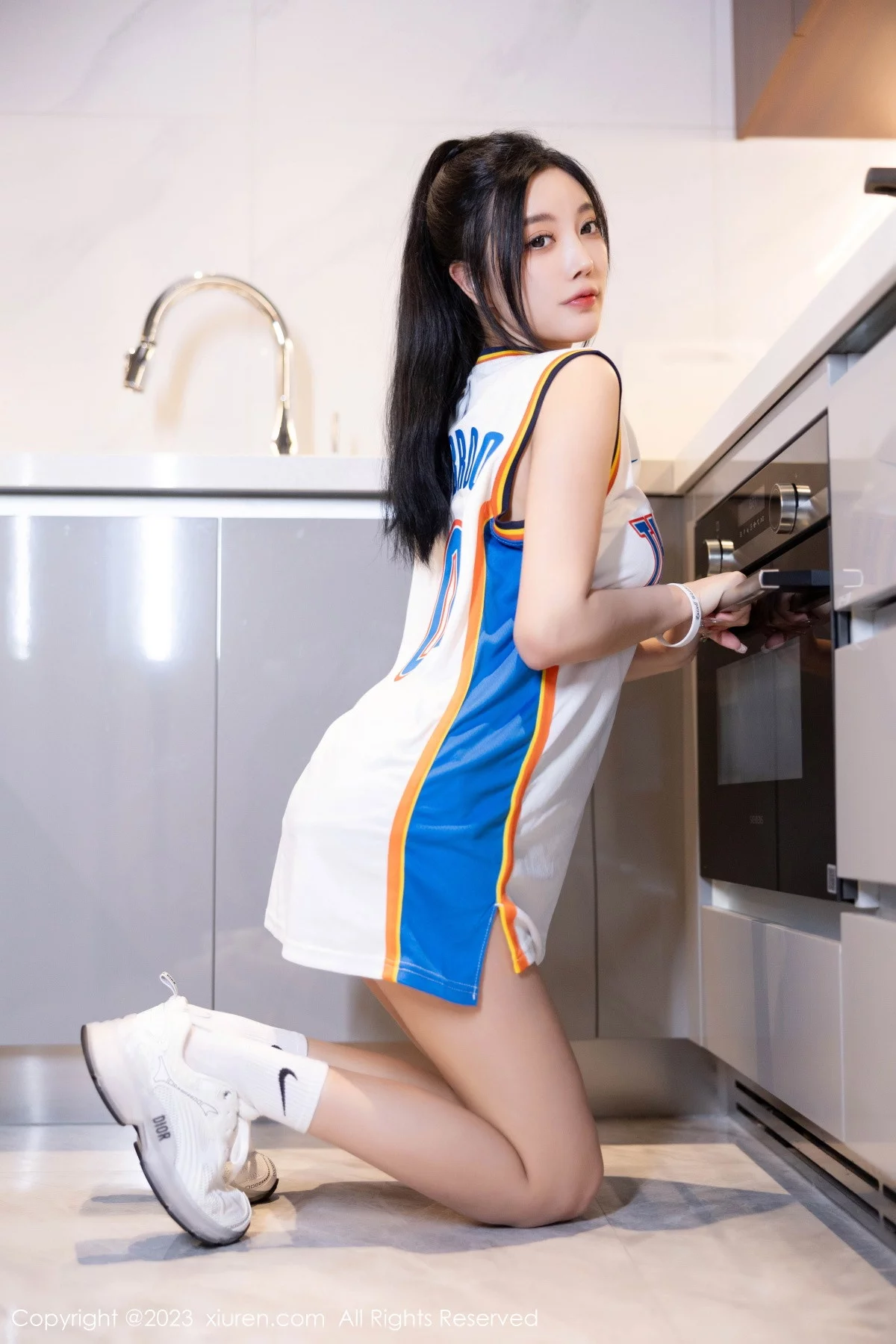XiuRen第7304期_女神杨晨晨Yome性感白色运动服饰秀丰腴身材完美诱惑写真86P