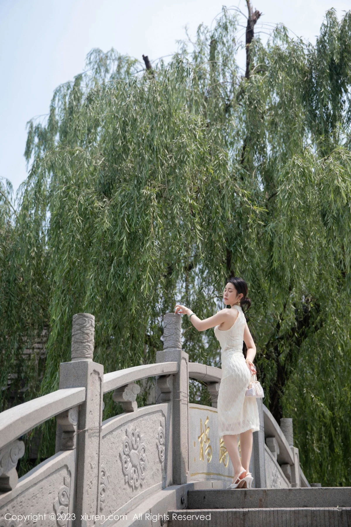 XiuRen第7435期_模特严利娅Yuliya性感白色旗袍服饰秀婀娜身姿完美诱惑写真71P
