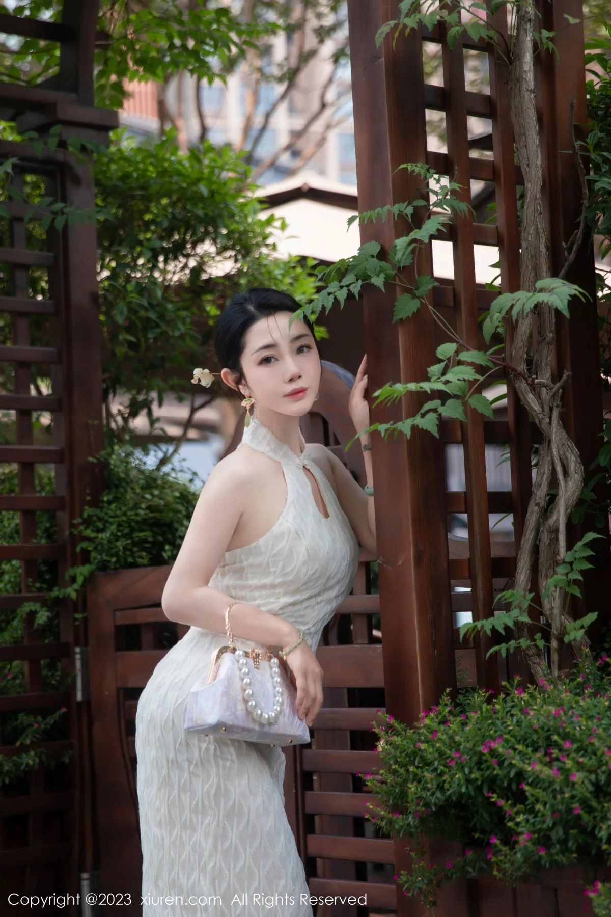 XiuRen第7435期_模特严利娅Yuliya性感白色旗袍服饰秀婀娜身姿完美诱惑写真71P