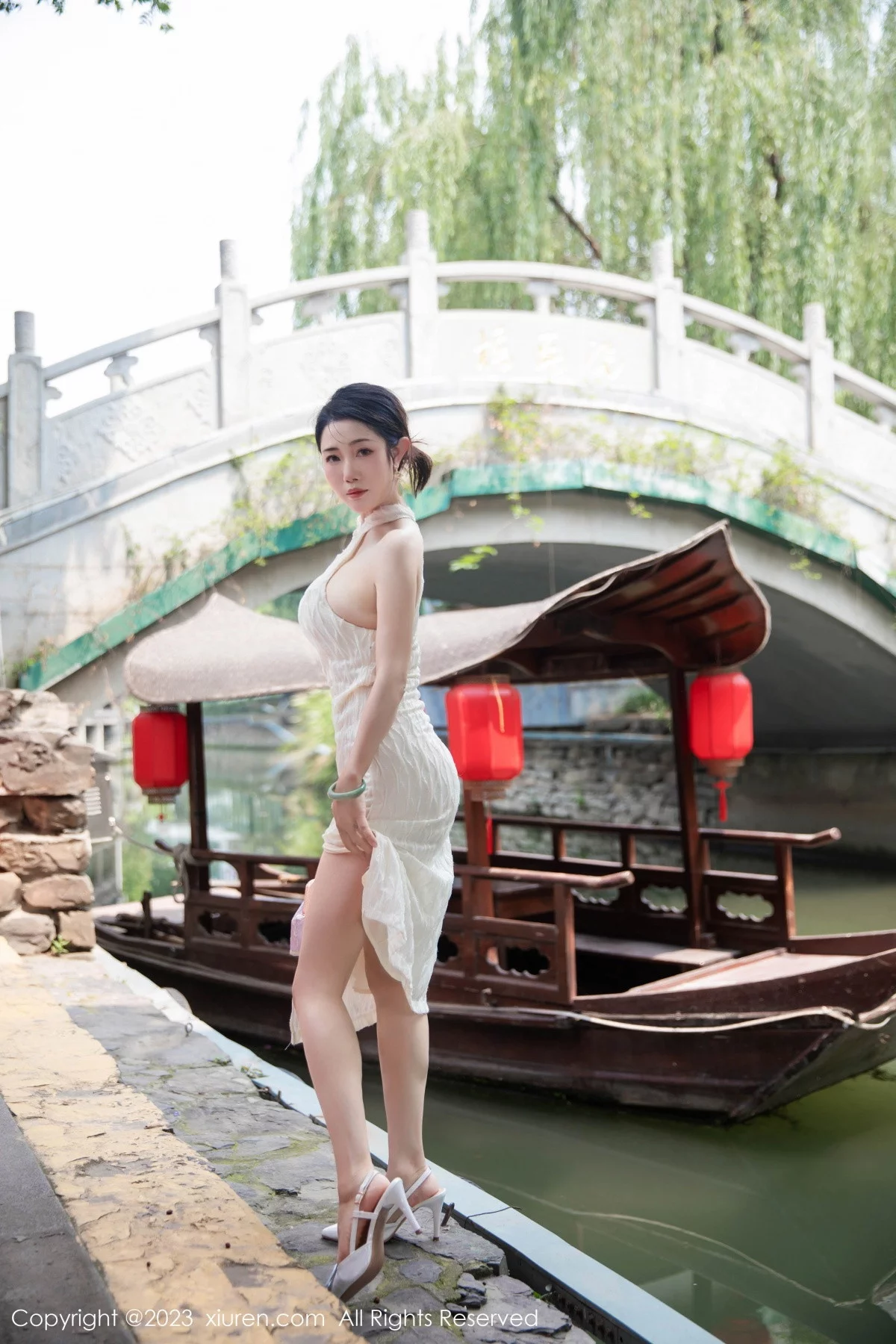 XiuRen第7435期_模特严利娅Yuliya性感白色旗袍服饰秀婀娜身姿完美诱惑写真71P