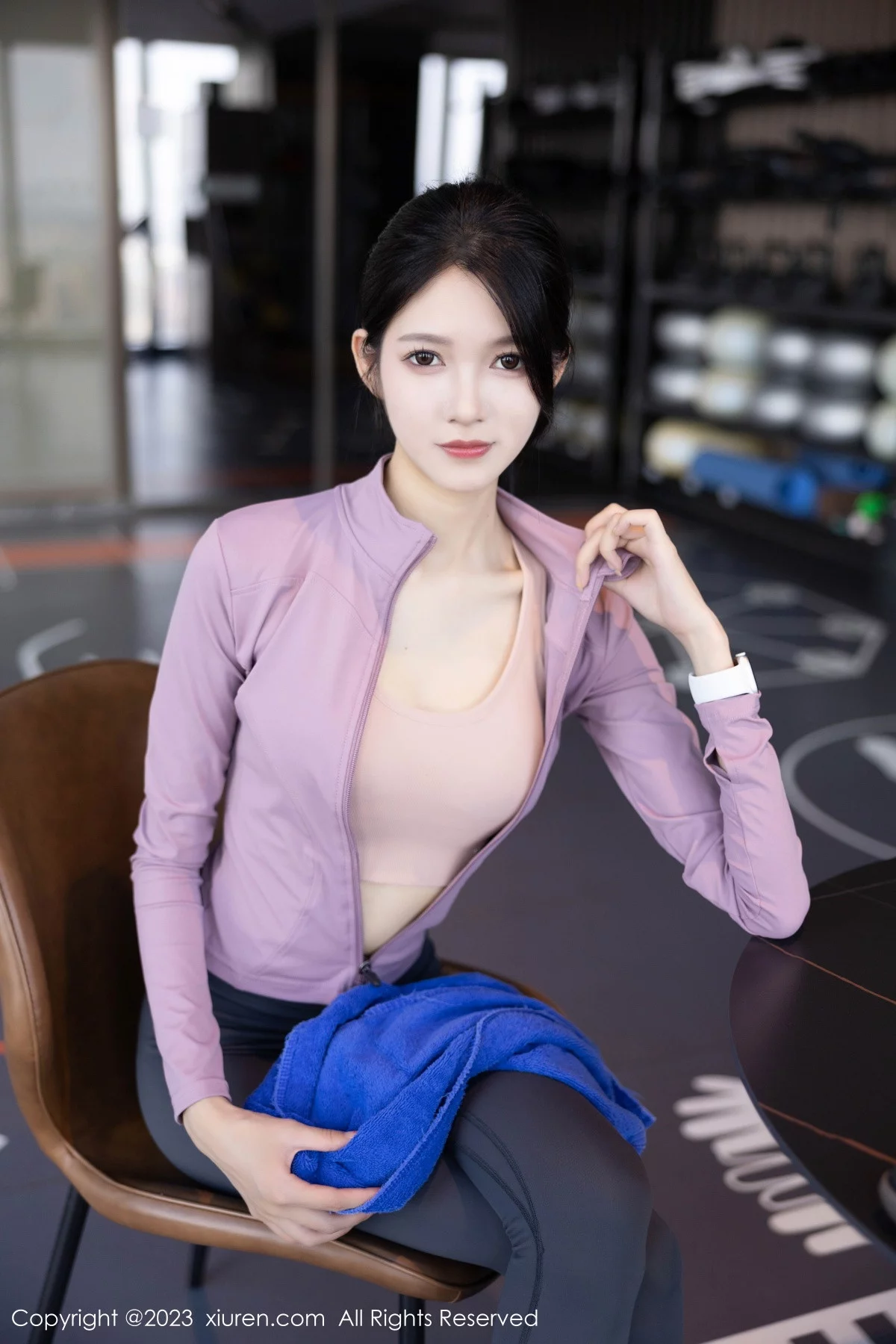 XiuRen第7438期_模特程程程健身房紫灰色上衣配灰色运动裤秀曼妙身姿诱惑写真84P