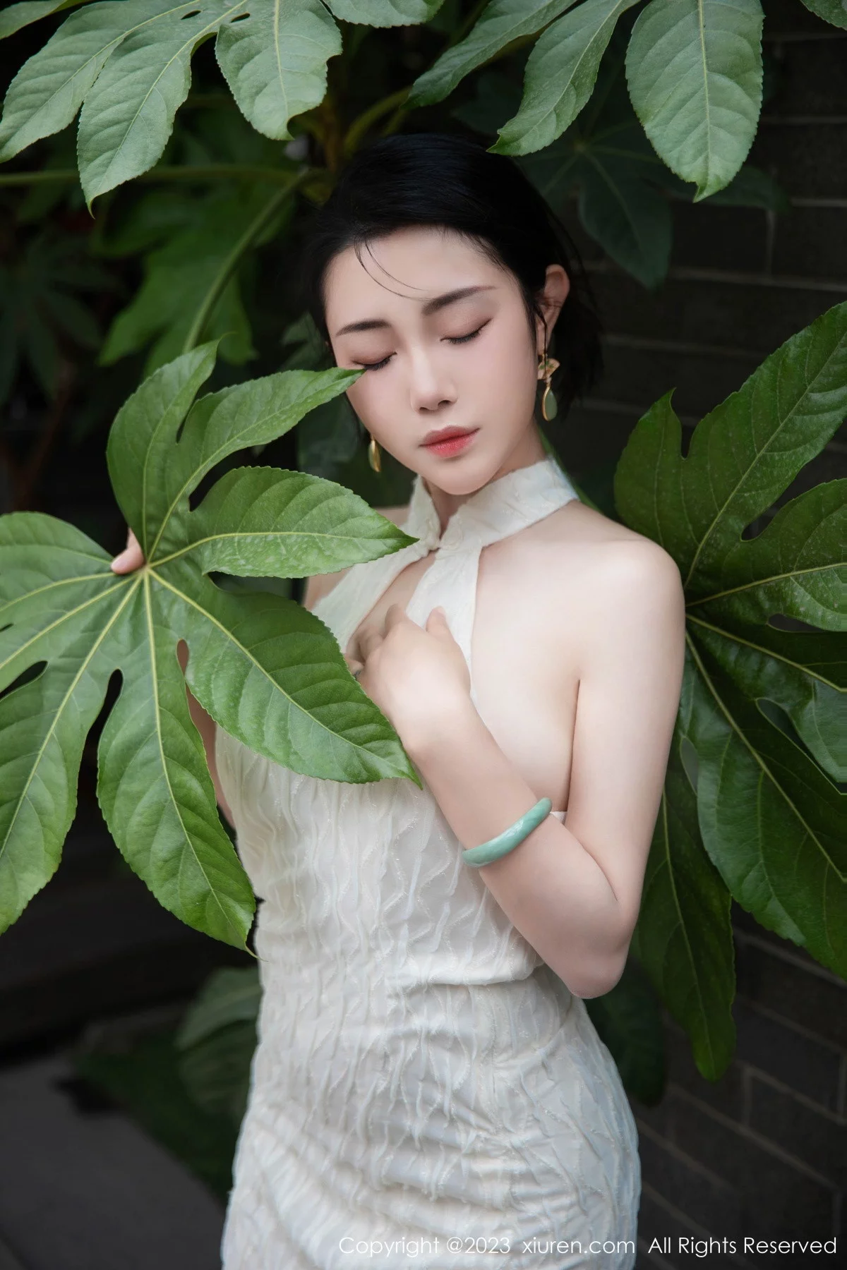 XiuRen第7435期_模特严利娅Yuliya性感白色旗袍服饰秀婀娜身姿完美诱惑写真71P