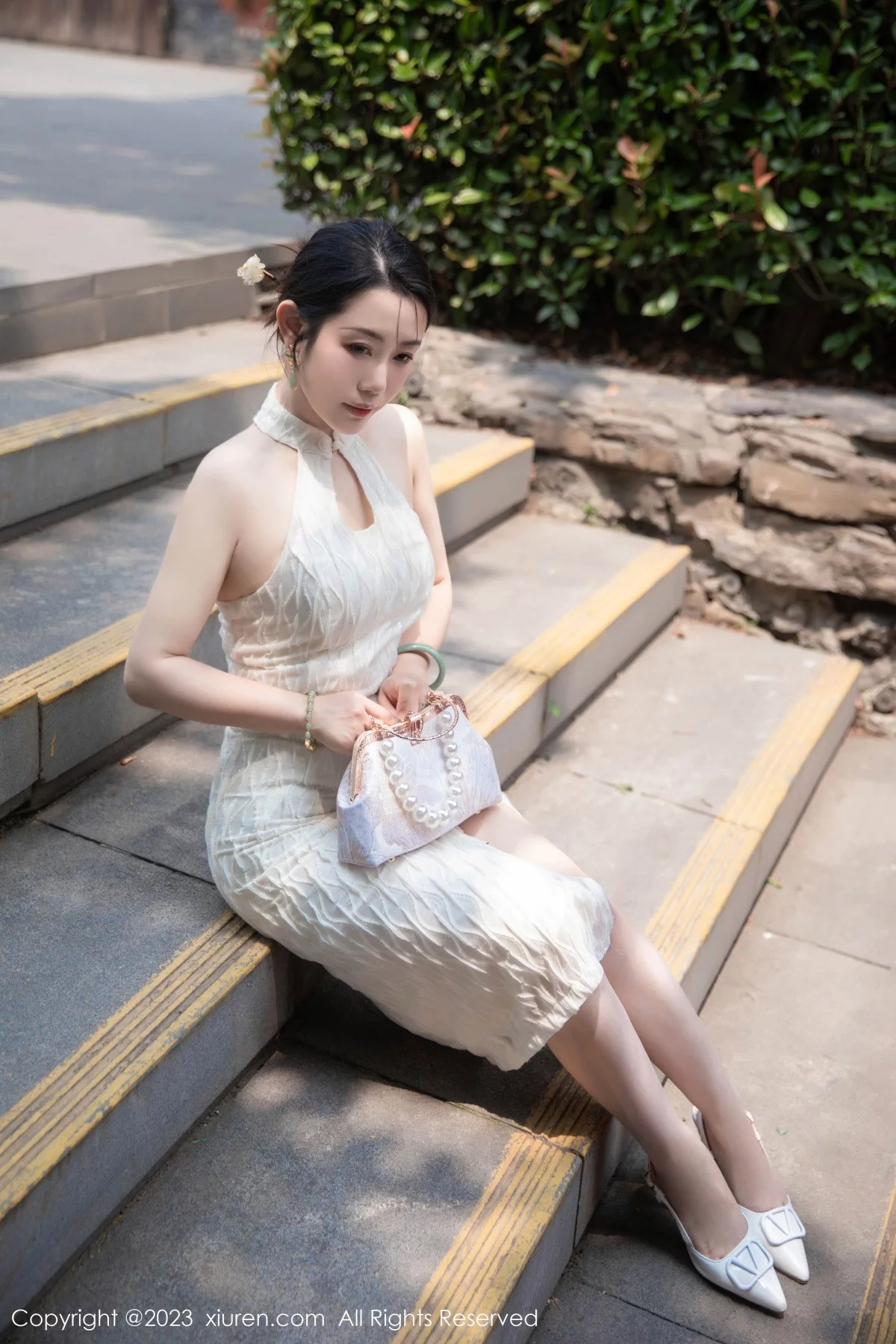 XiuRen第7435期_模特严利娅Yuliya性感白色旗袍服饰秀婀娜身姿完美诱惑写真71P