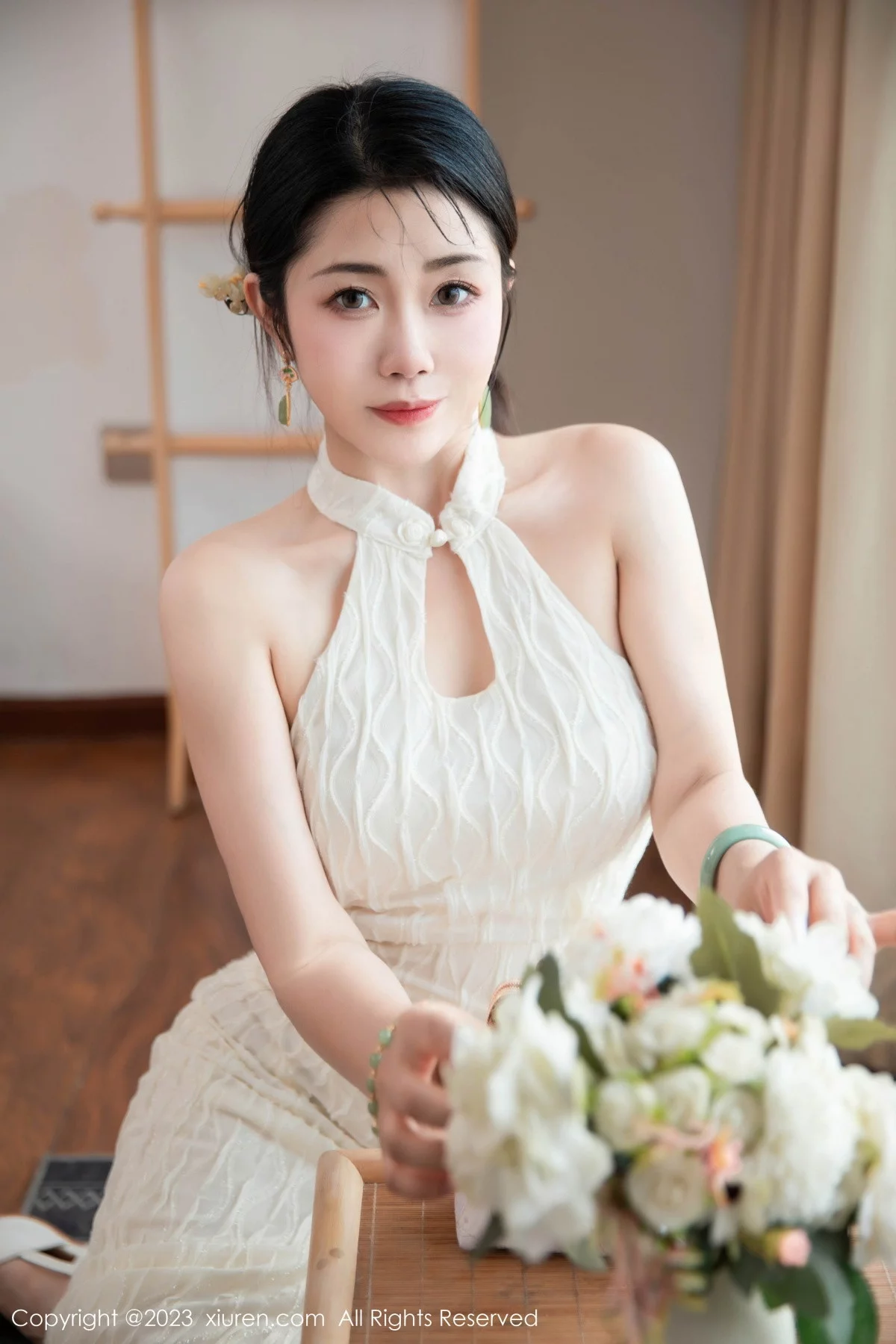 XiuRen第7435期_模特严利娅Yuliya性感白色旗袍服饰秀婀娜身姿完美诱惑写真71P