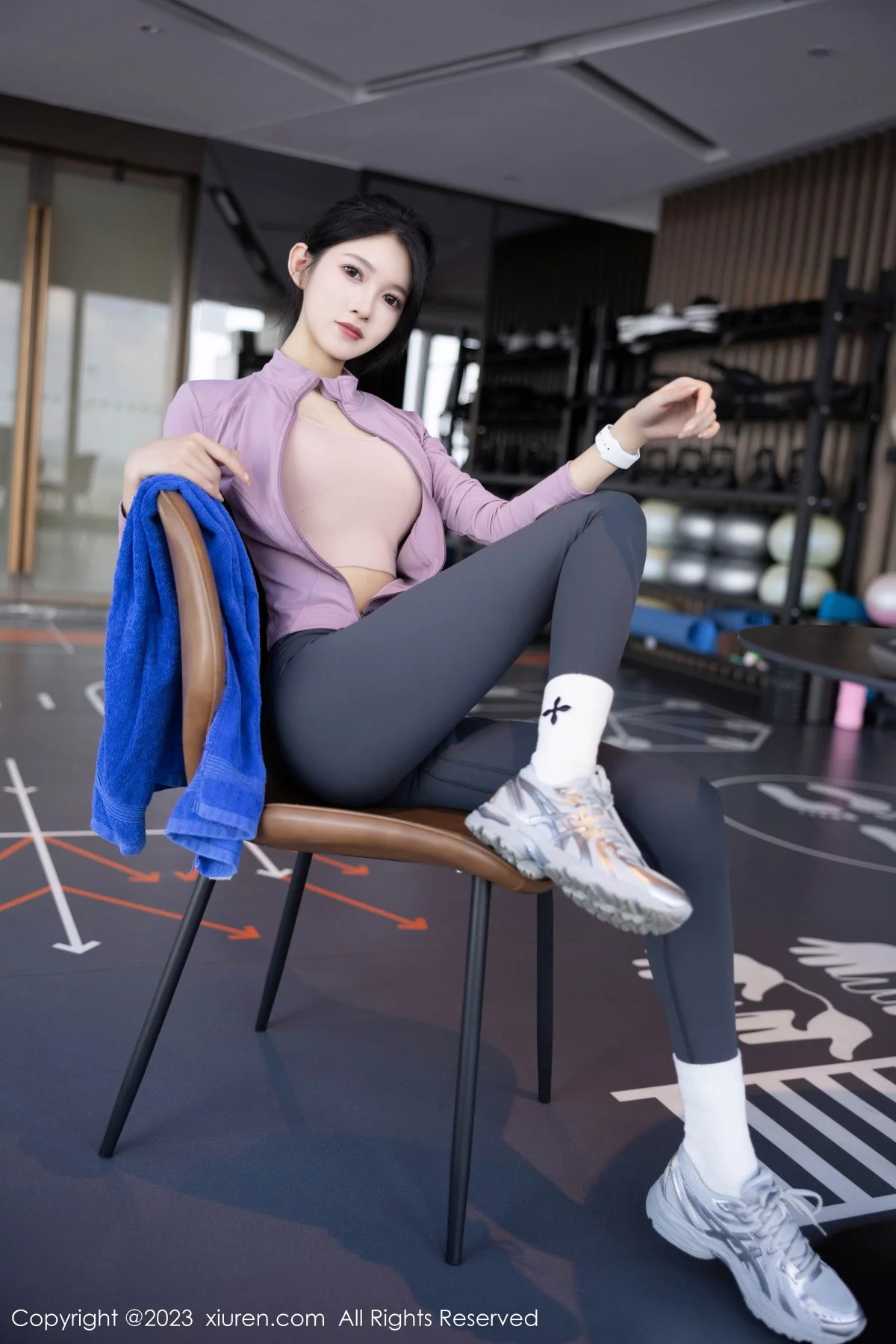 XiuRen第7438期_模特程程程健身房紫灰色上衣配灰色运动裤秀曼妙身姿诱惑写真84P