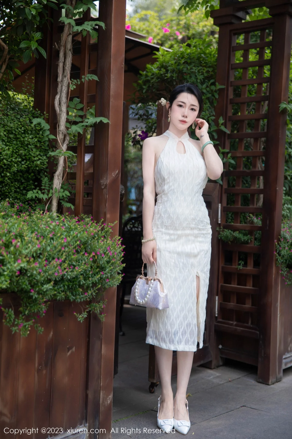 XiuRen第7435期_模特严利娅Yuliya性感白色旗袍服饰秀婀娜身姿完美诱惑写真71P