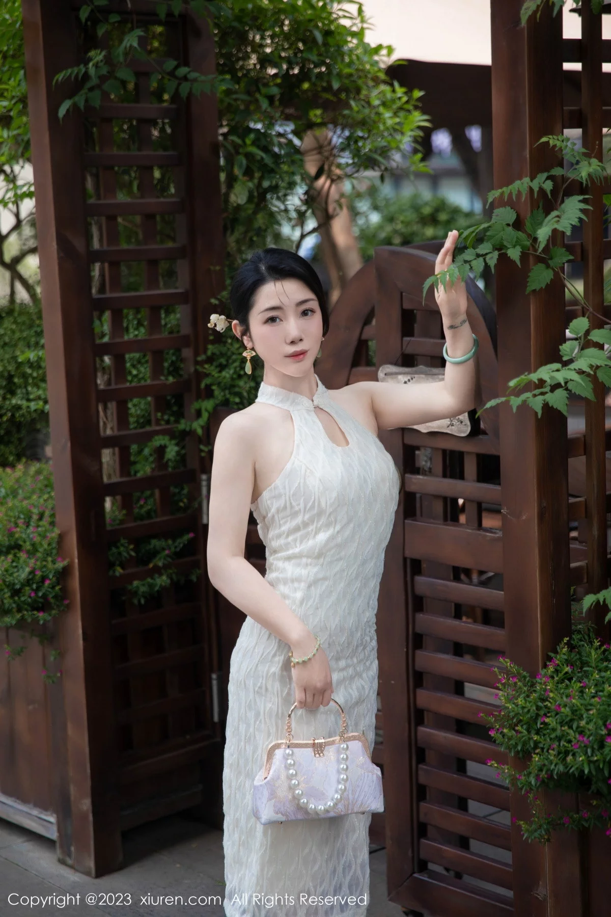 XiuRen第7435期_模特严利娅Yuliya性感白色旗袍服饰秀婀娜身姿完美诱惑写真71P