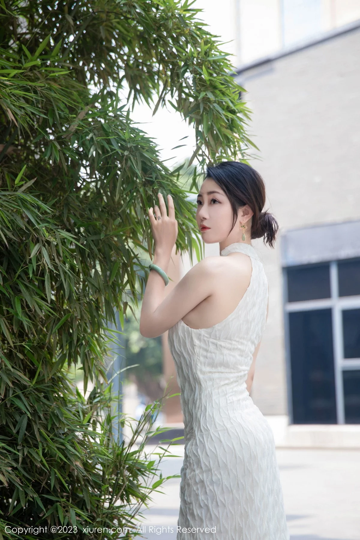 XiuRen第7435期_模特严利娅Yuliya性感白色旗袍服饰秀婀娜身姿完美诱惑写真71P