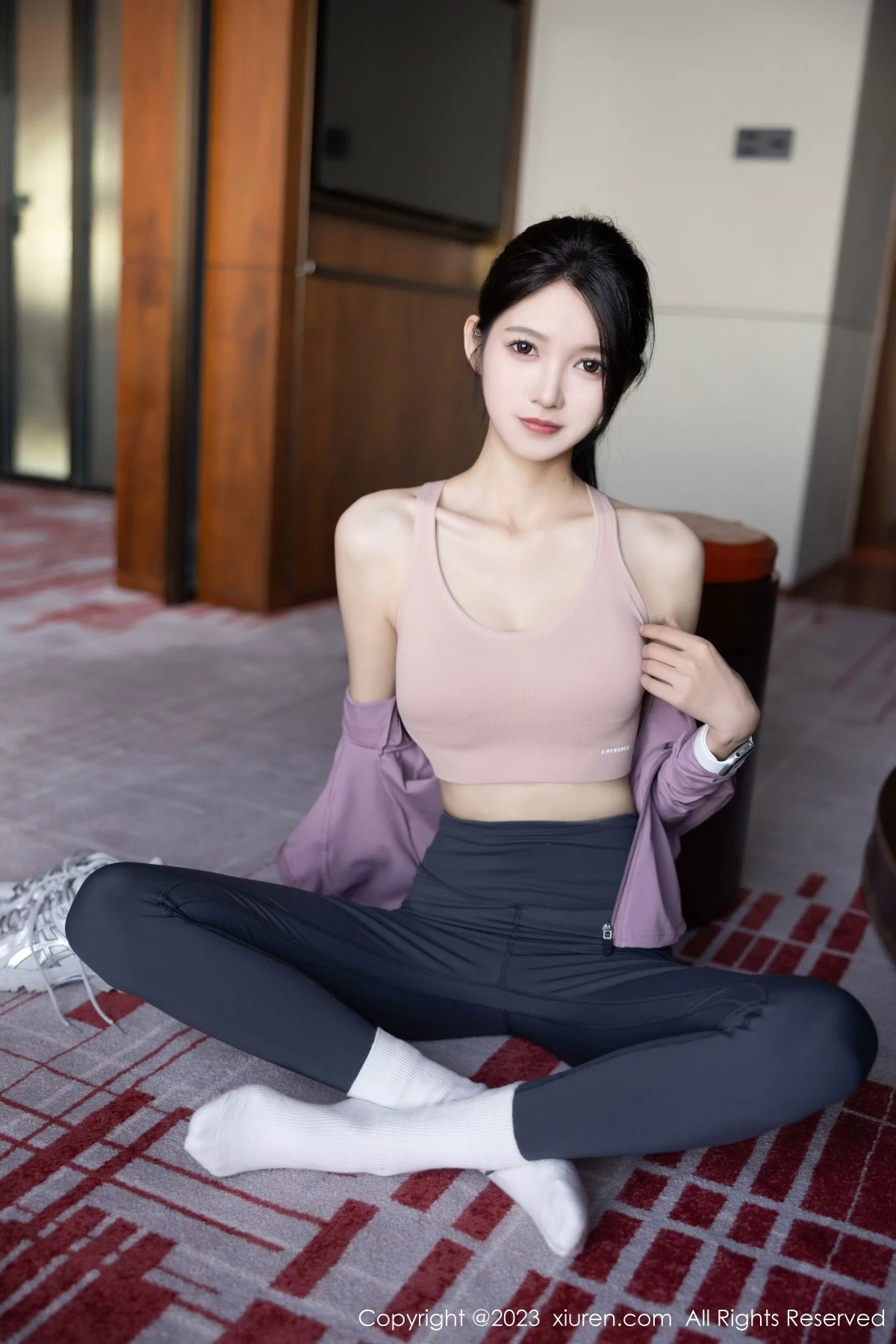 XiuRen第7438期_模特程程程健身房紫灰色上衣配灰色运动裤秀曼妙身姿诱惑写真84P