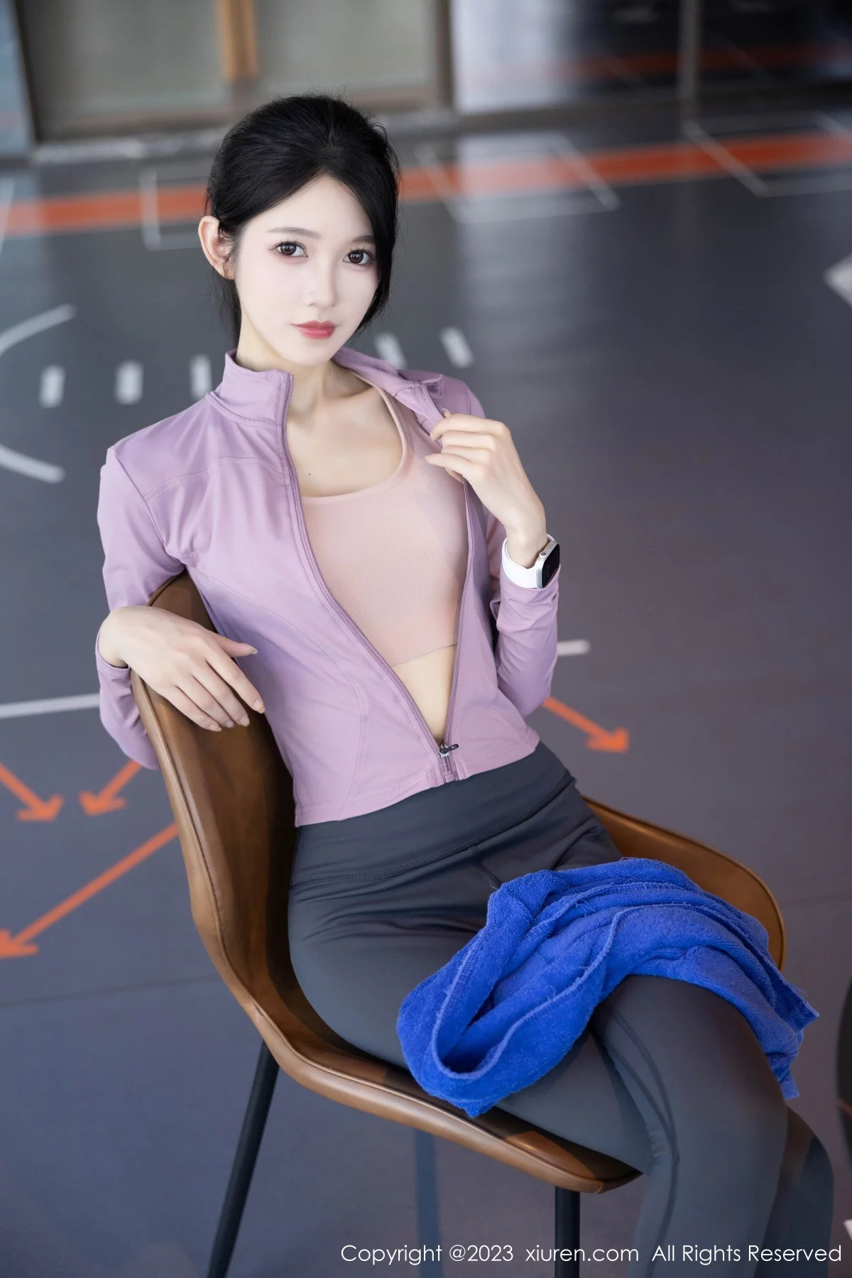 XiuRen第7438期_模特程程程健身房紫灰色上衣配灰色运动裤秀曼妙身姿诱惑写真84P