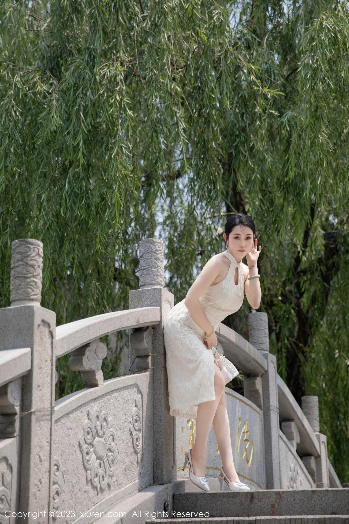 XiuRen第7435期_模特严利娅Yuliya性感白色旗袍服饰秀婀娜身姿完美诱惑写真71P