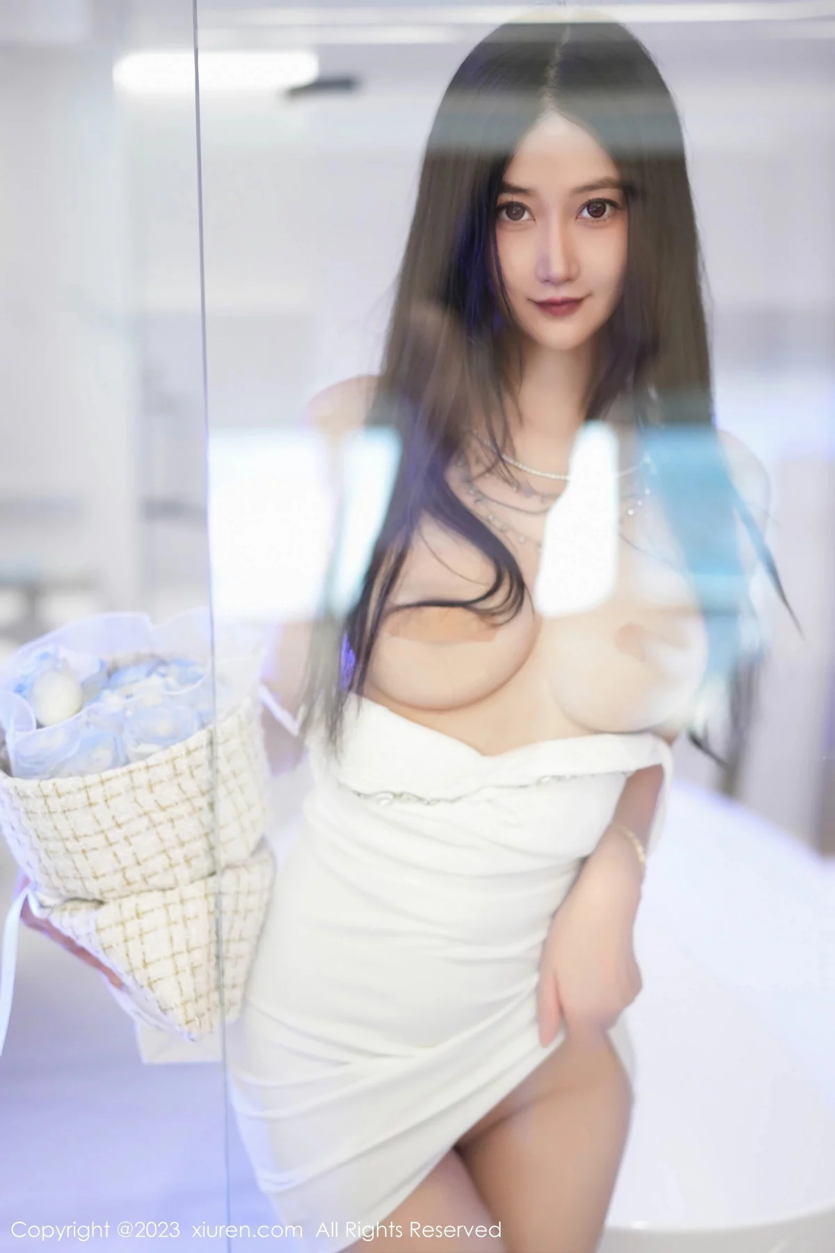 XiuRen第7447期_模特laura阿姣性感白色吊带短裙配白色高跟秀完美身材迷人写真77P
