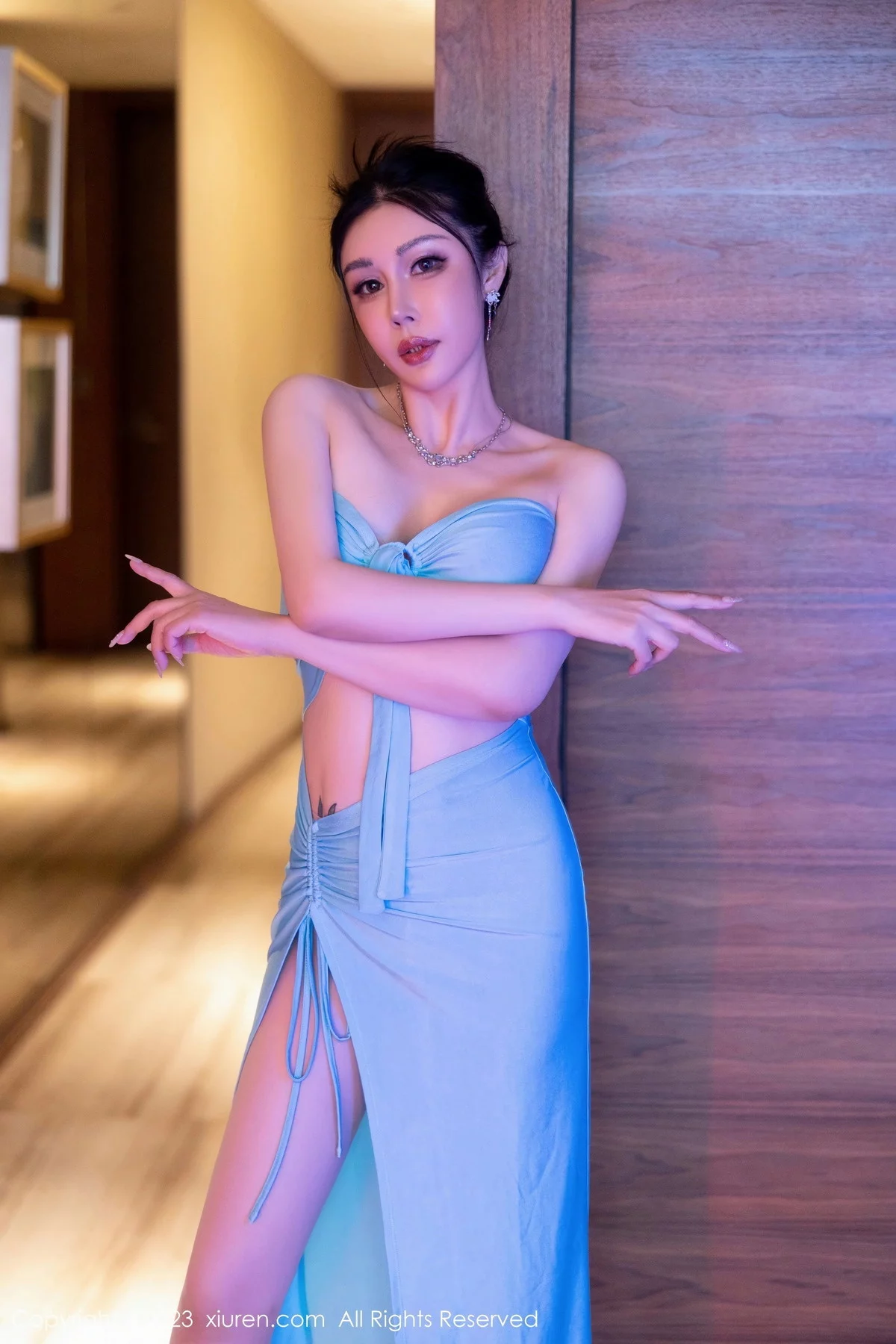 XiuRen第7446期_模特田冰冰性感蓝色长礼裙配原色丝袜秀丰满身材妩媚迷人写真82P