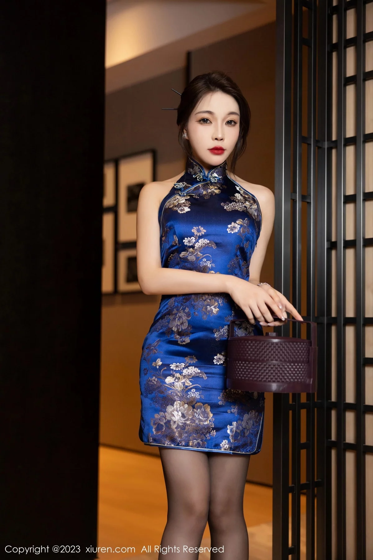 XiuRen第7453期_女神徐莉芝Booty蓝色旗袍服饰+黑色情趣服秀曼妙身姿诱惑写真91P