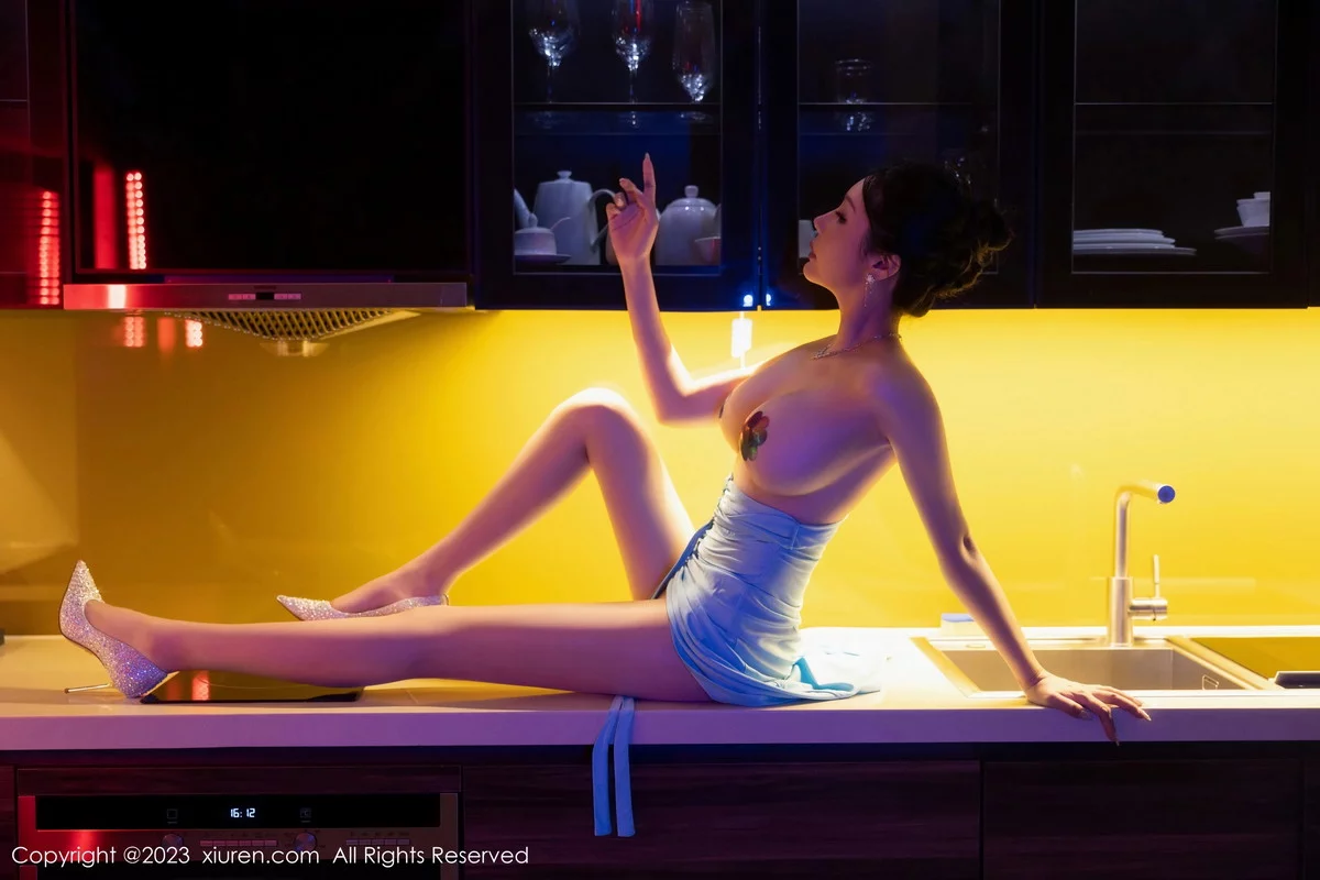 XiuRen第7446期_模特田冰冰性感蓝色长礼裙配原色丝袜秀丰满身材妩媚迷人写真82P