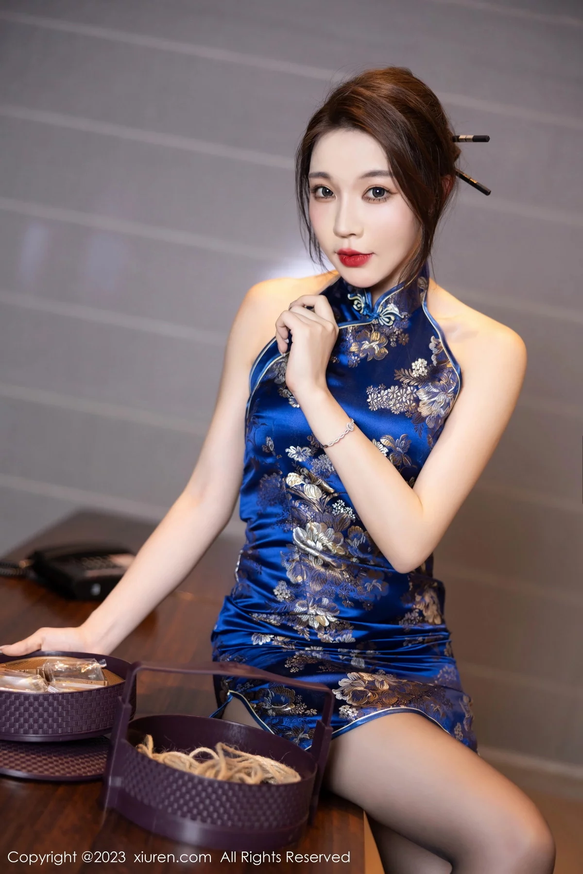 XiuRen第7453期_女神徐莉芝Booty蓝色旗袍服饰+黑色情趣服秀曼妙身姿诱惑写真91P
