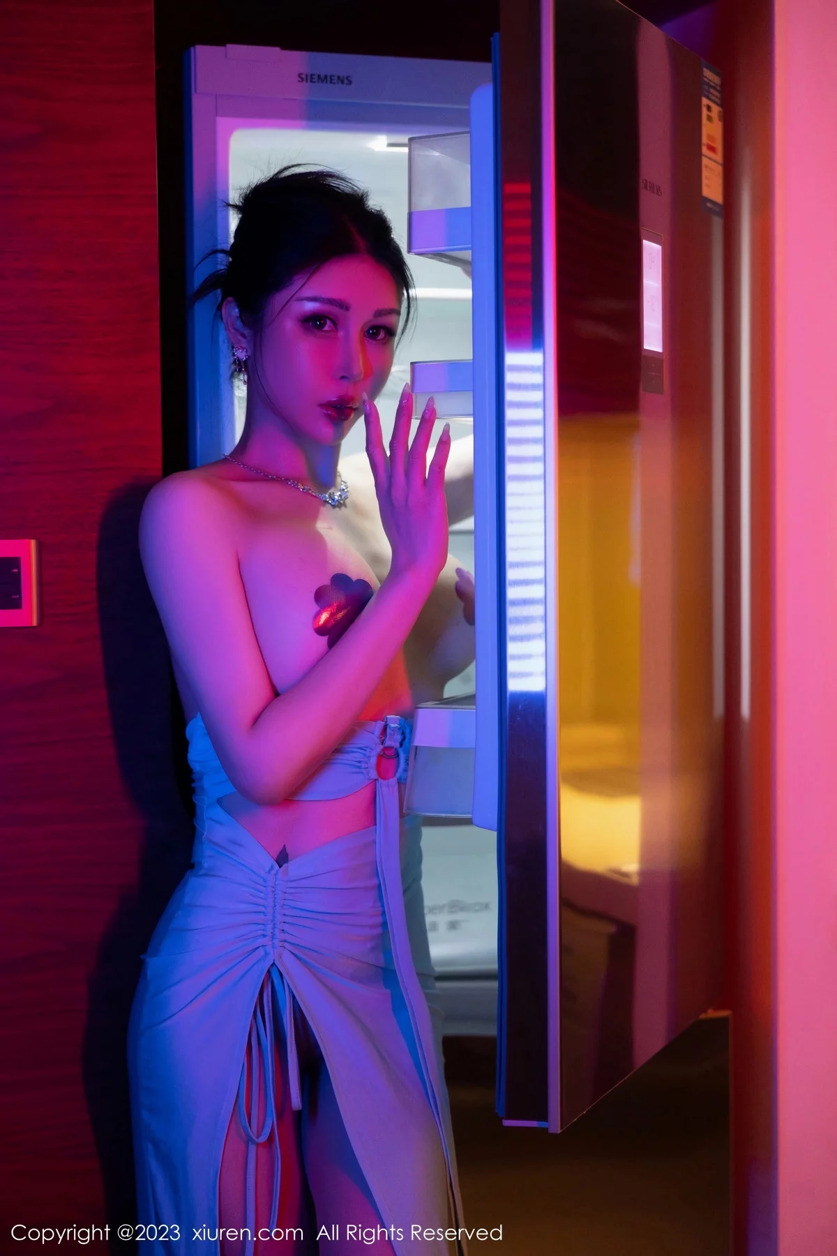 XiuRen第7446期_模特田冰冰性感蓝色长礼裙配原色丝袜秀丰满身材妩媚迷人写真82P