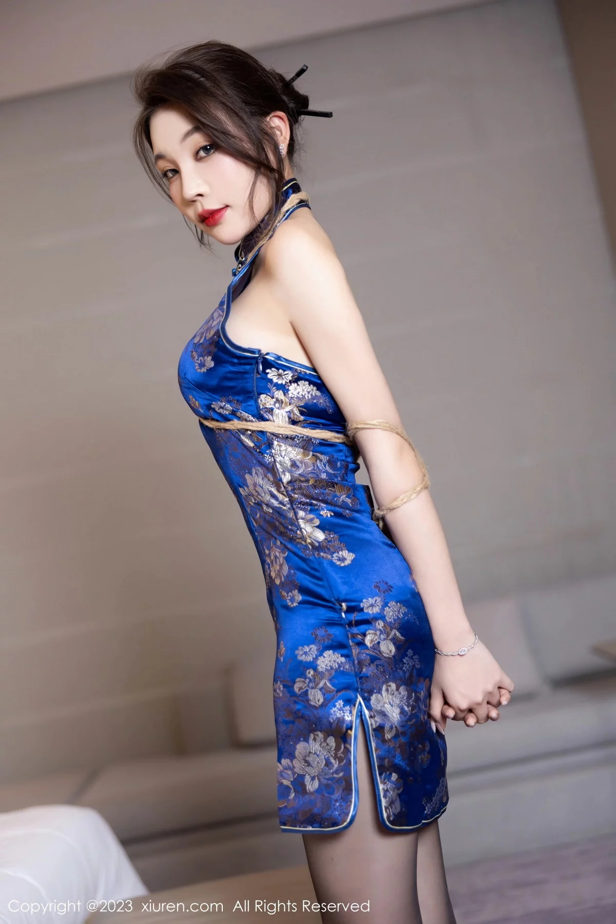 XiuRen第7453期_女神徐莉芝Booty蓝色旗袍服饰+黑色情趣服秀曼妙身姿诱惑写真91P