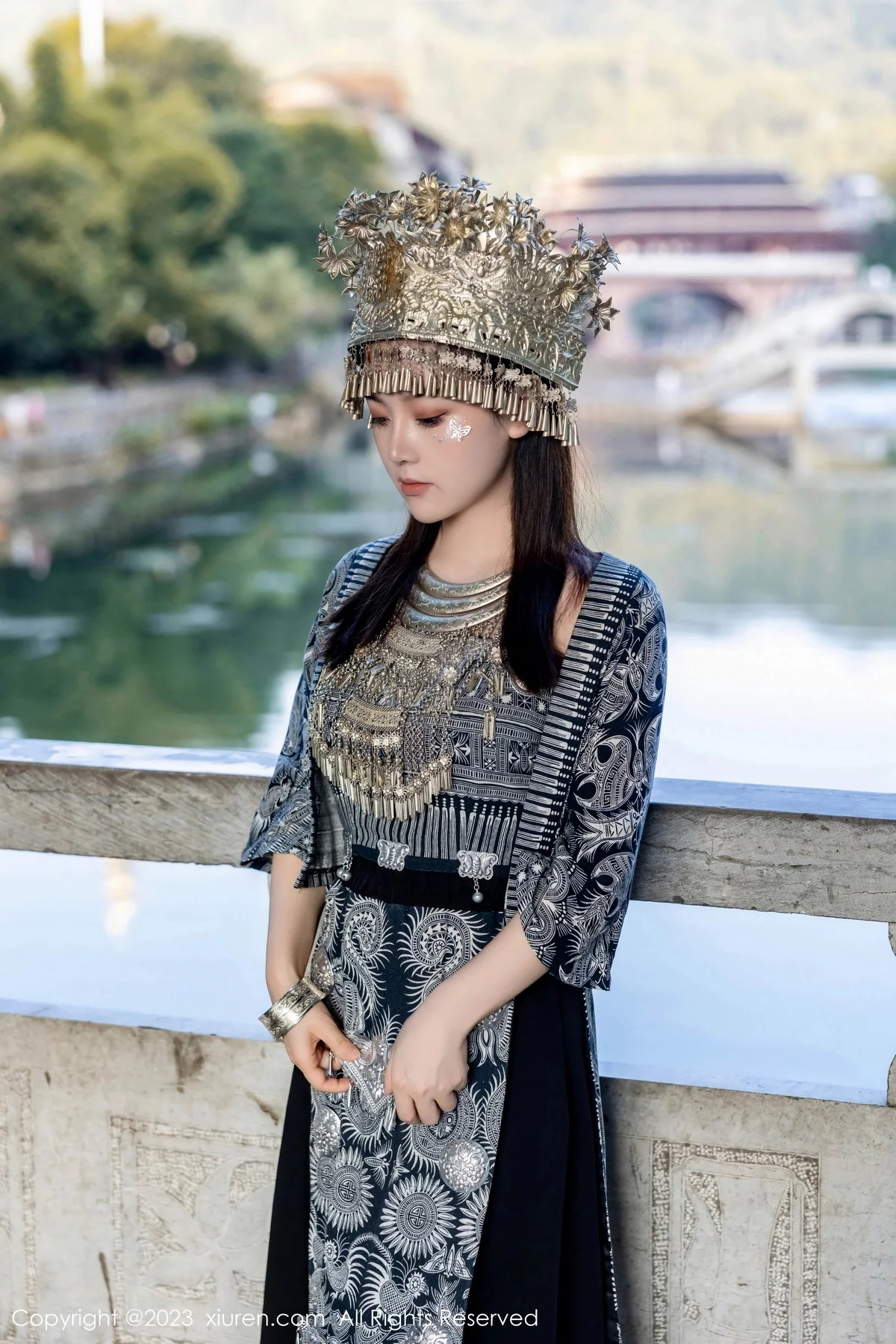 XiuRen第7448期_模特豆瓣酱户外性感银饰苗族服饰半脱秀丰腴身材完美诱惑写真82P