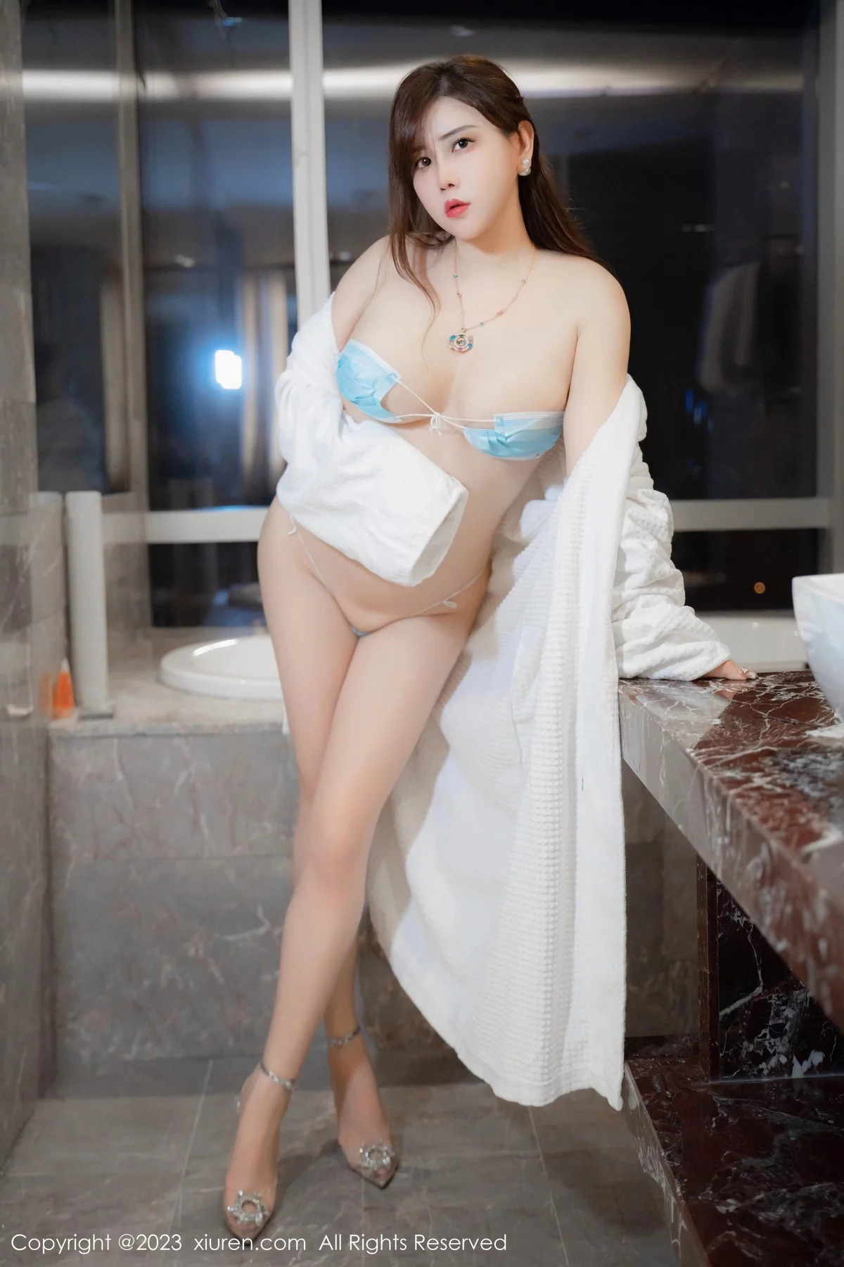 XiuRen第7450期_模特王婉悠Queen性感白色浴袍露蓝色内衣秀丰腴身姿诱惑写真45P