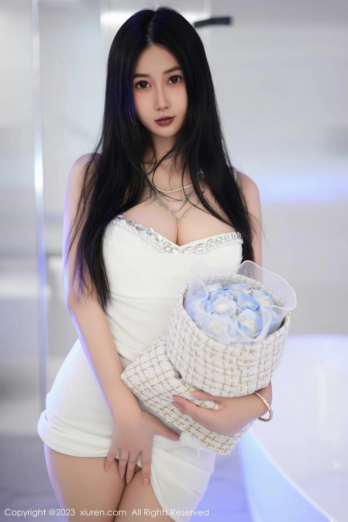 XiuRen第7447期_模特laura阿姣性感白色吊带短裙配白色高跟秀完美身材迷人写真77P