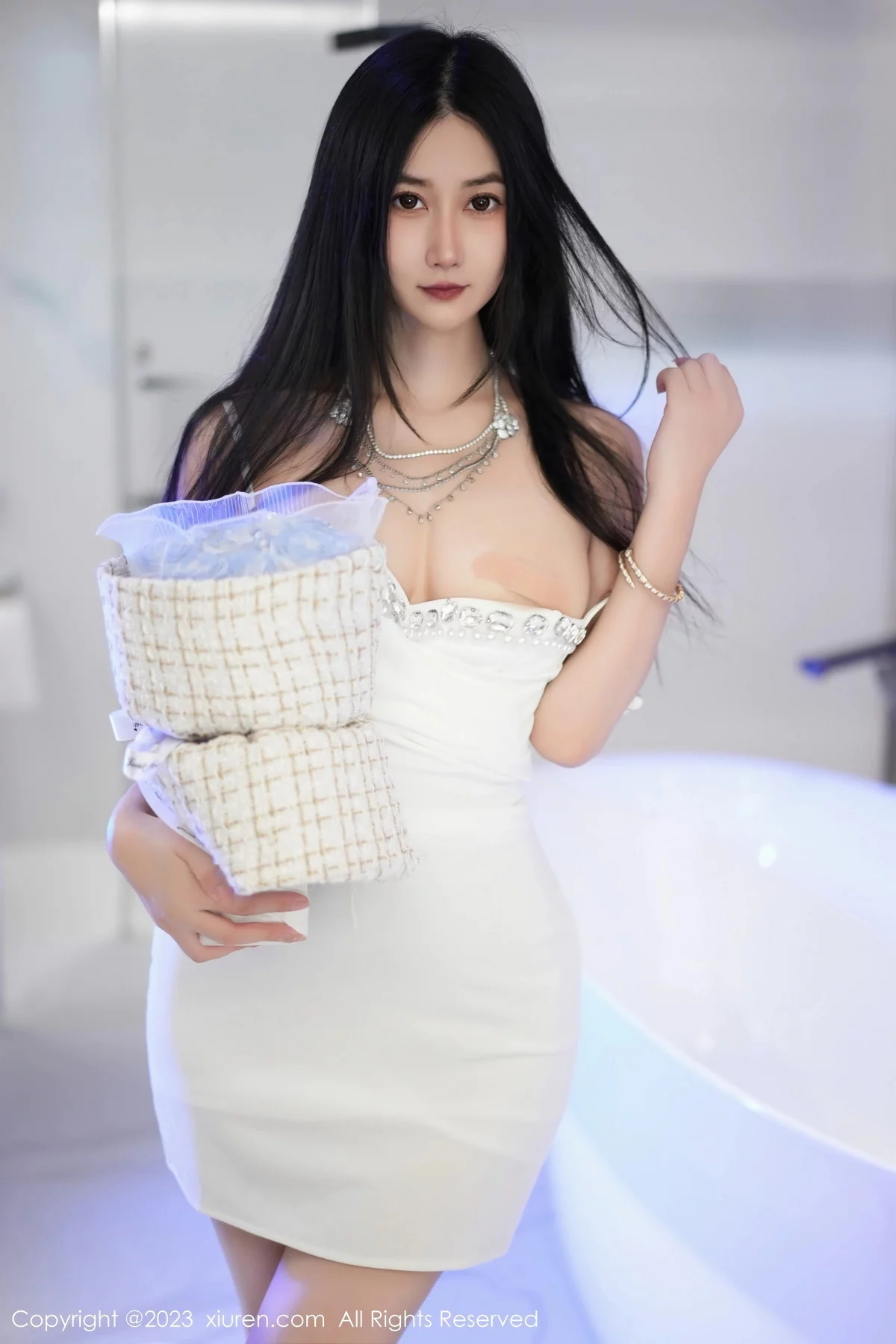 XiuRen第7447期_模特laura阿姣性感白色吊带短裙配白色高跟秀完美身材迷人写真77P