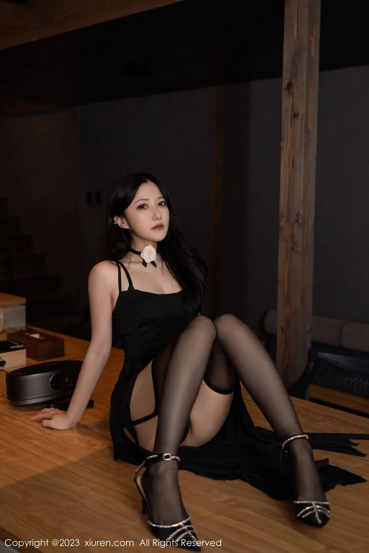 XiuRen第7460期_模特鱼子酱Fish黑色吊带裙露黑色薄纱内衣秀曼妙身姿诱惑写真81P