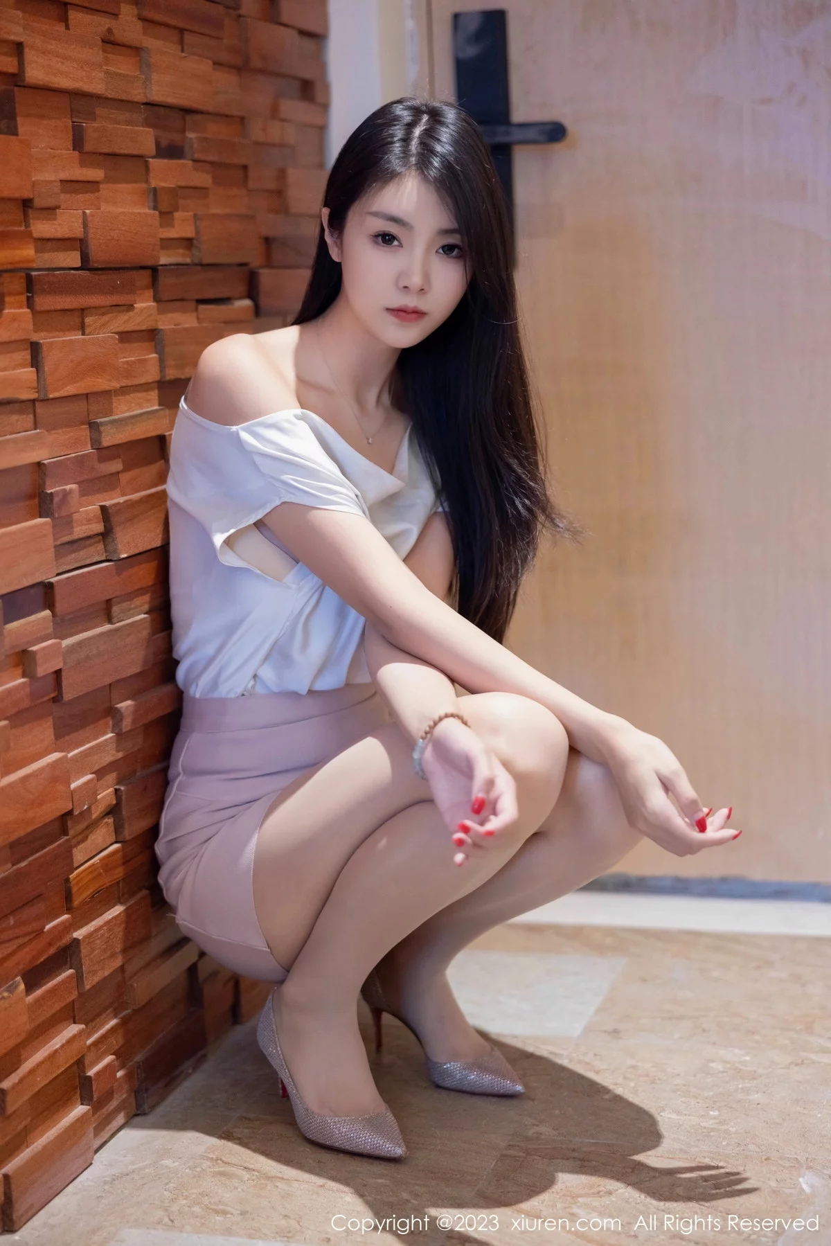 XiuRen第7457期_模特可乐Vicky性感白色上衣配粉色短裙露原色丝袜妩媚诱惑写真95P