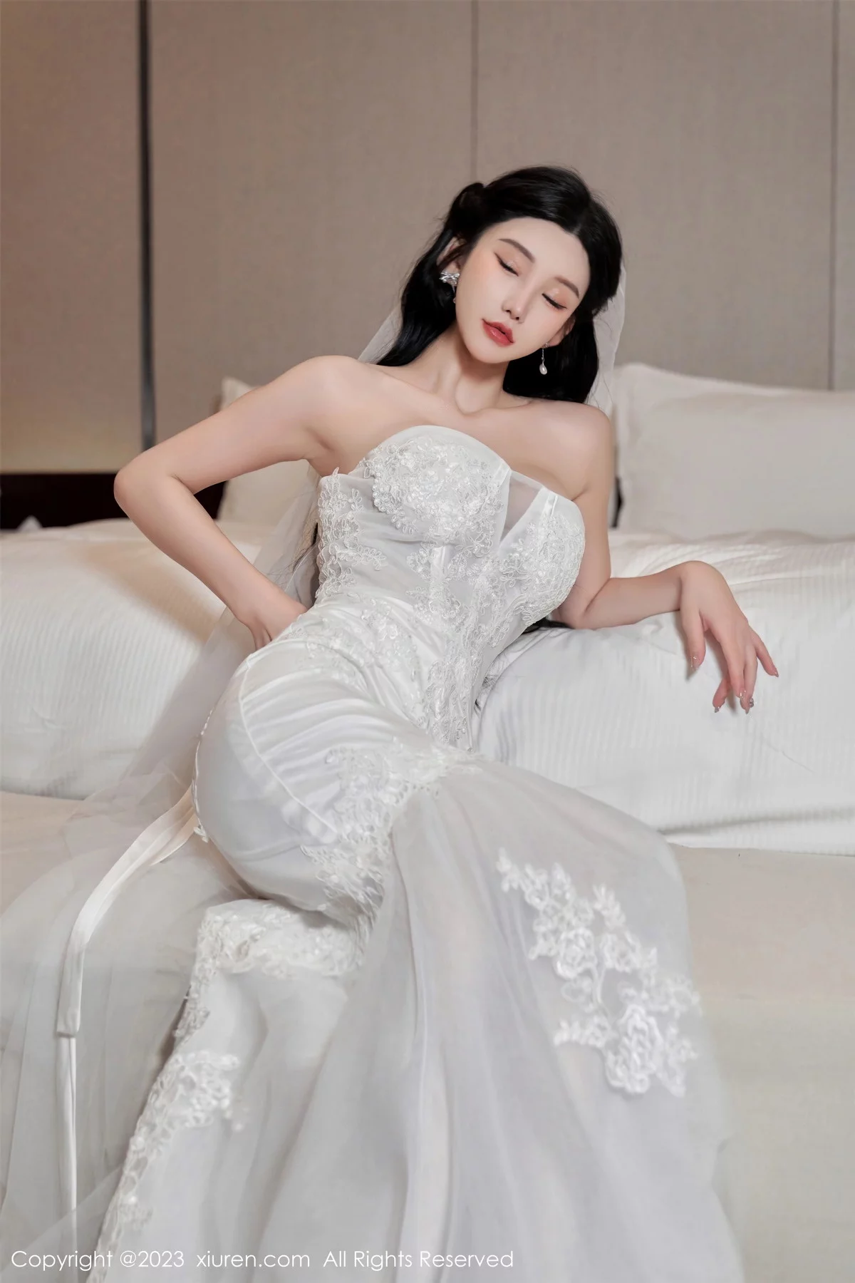 XiuRen第7463期_女神周于希Sally性感白色婚纱+白色蕾丝情趣服饰完美诱惑写真100P