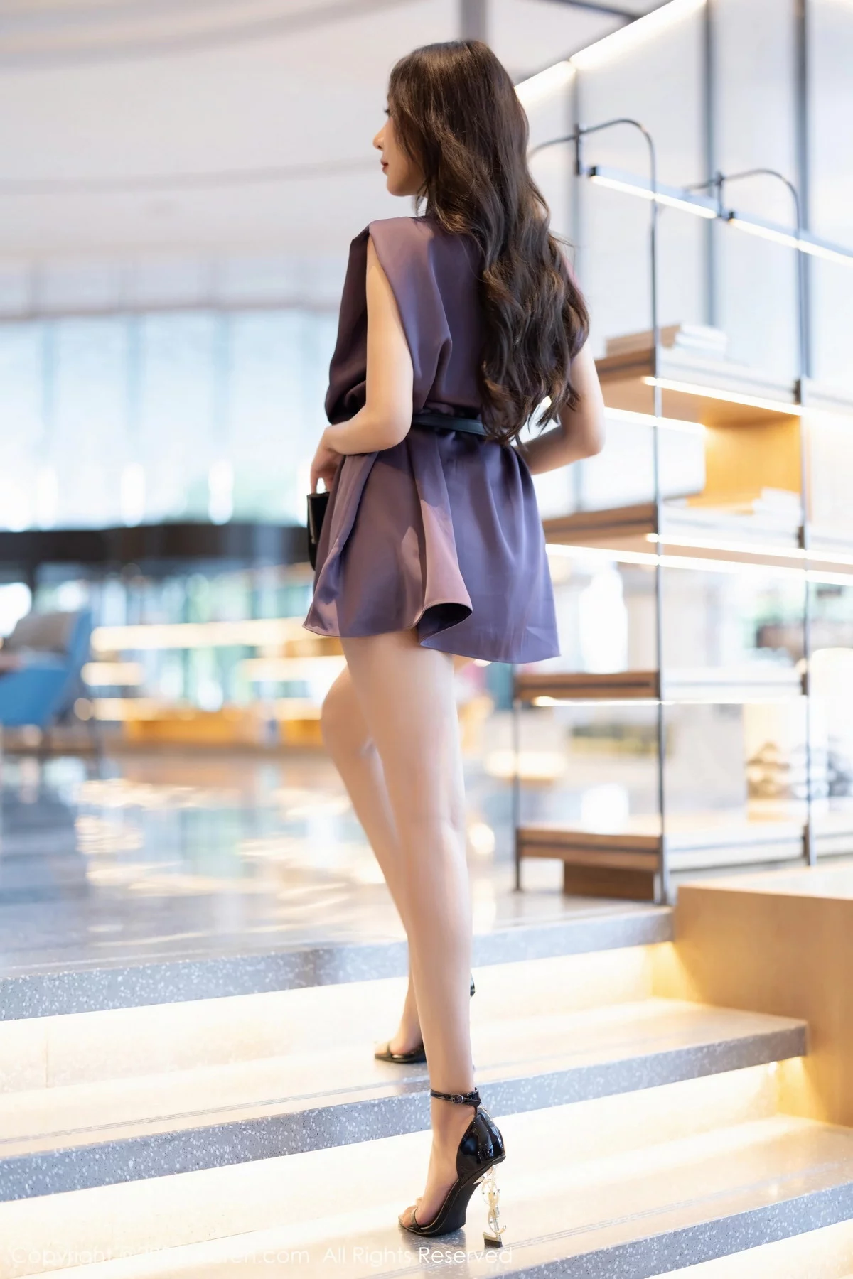 XiuRen第7462期_女神王馨瑶yanni脱紫色上衣露性感白色蕾丝内衣完美诱惑写真80P