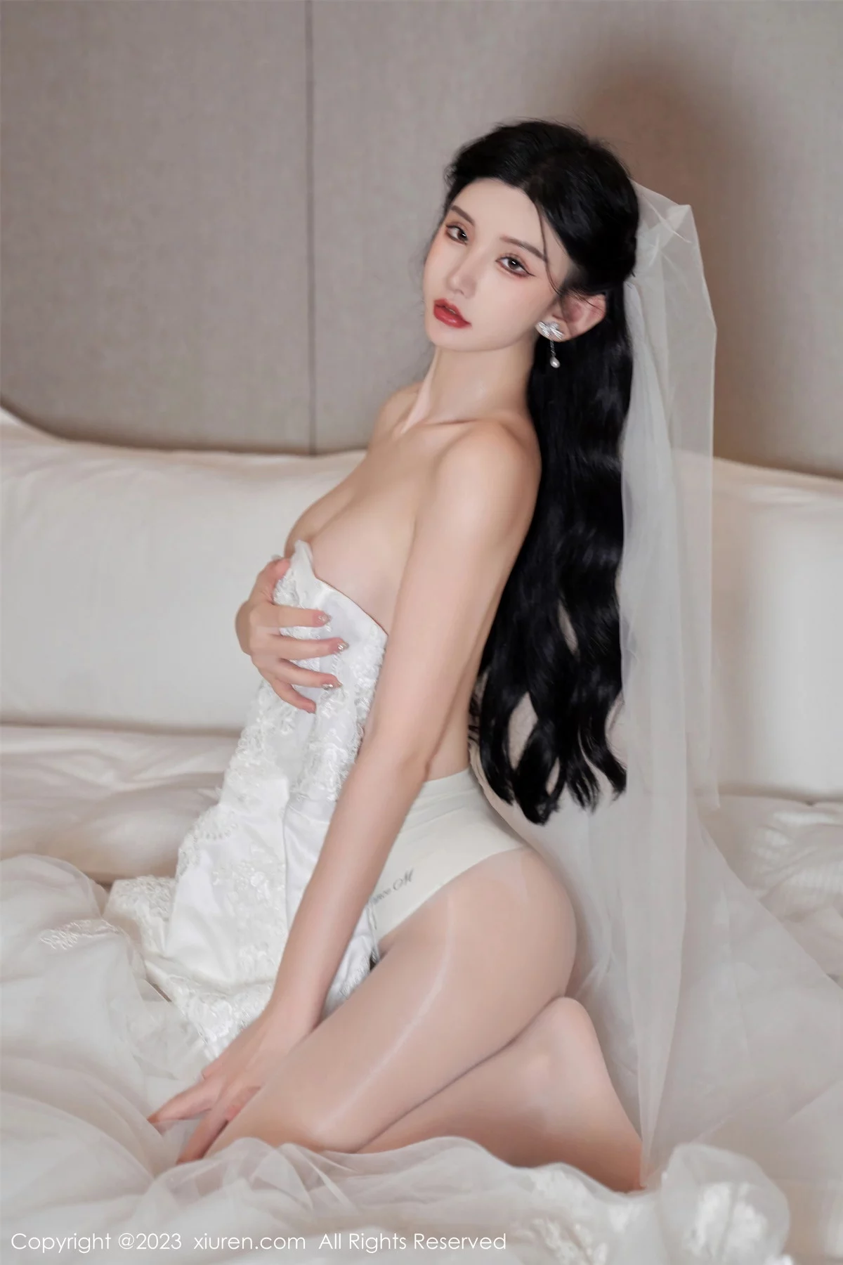 XiuRen第7463期_女神周于希Sally性感白色婚纱+白色蕾丝情趣服饰完美诱惑写真100P