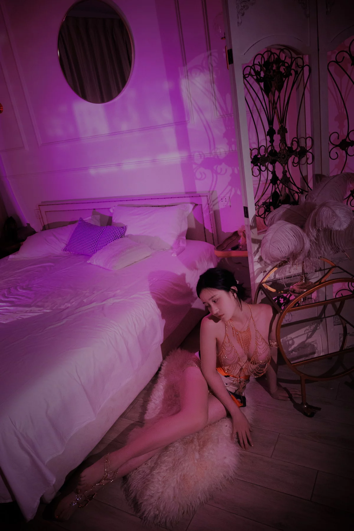 网络美女年年Nnian妖姬主题私房床上性感链式情趣内衣秀惹火身材极致诱惑写真43P