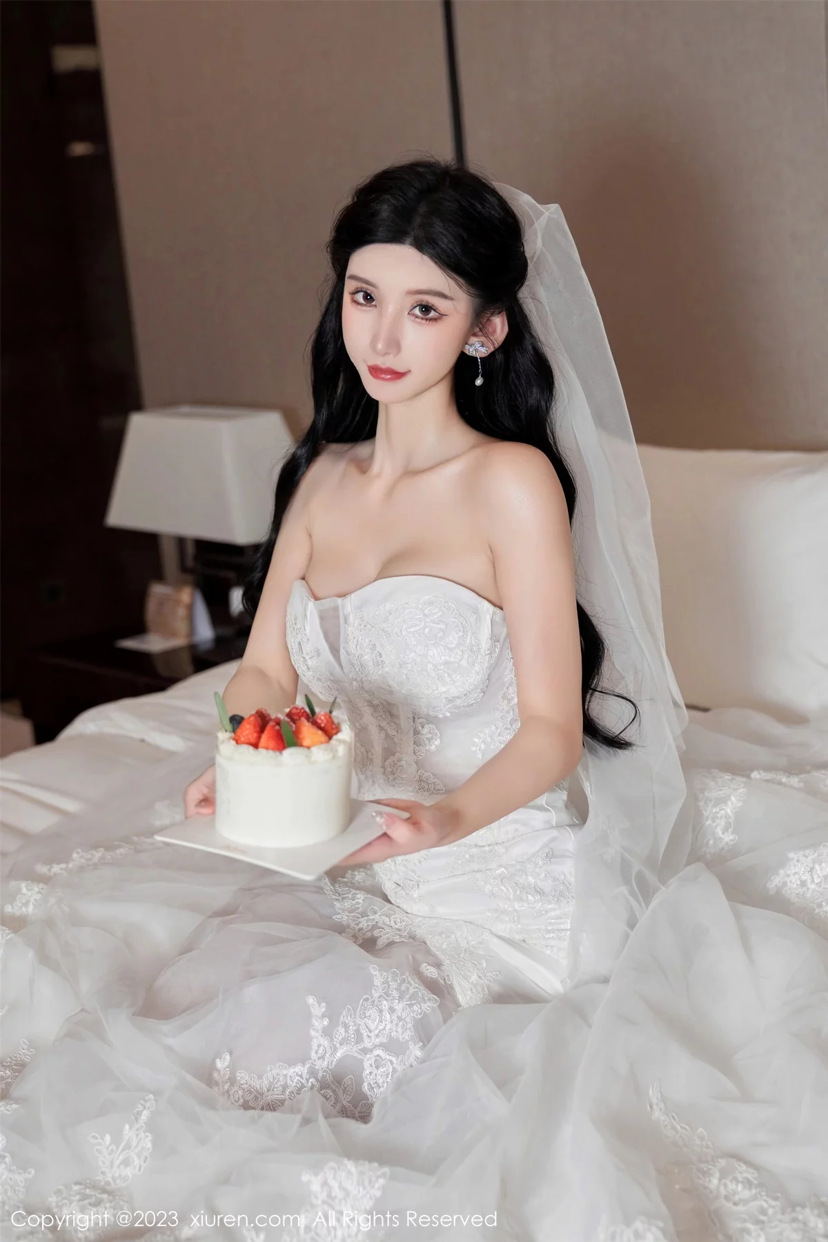 XiuRen第7463期_女神周于希Sally性感白色婚纱+白色蕾丝情趣服饰完美诱惑写真100P