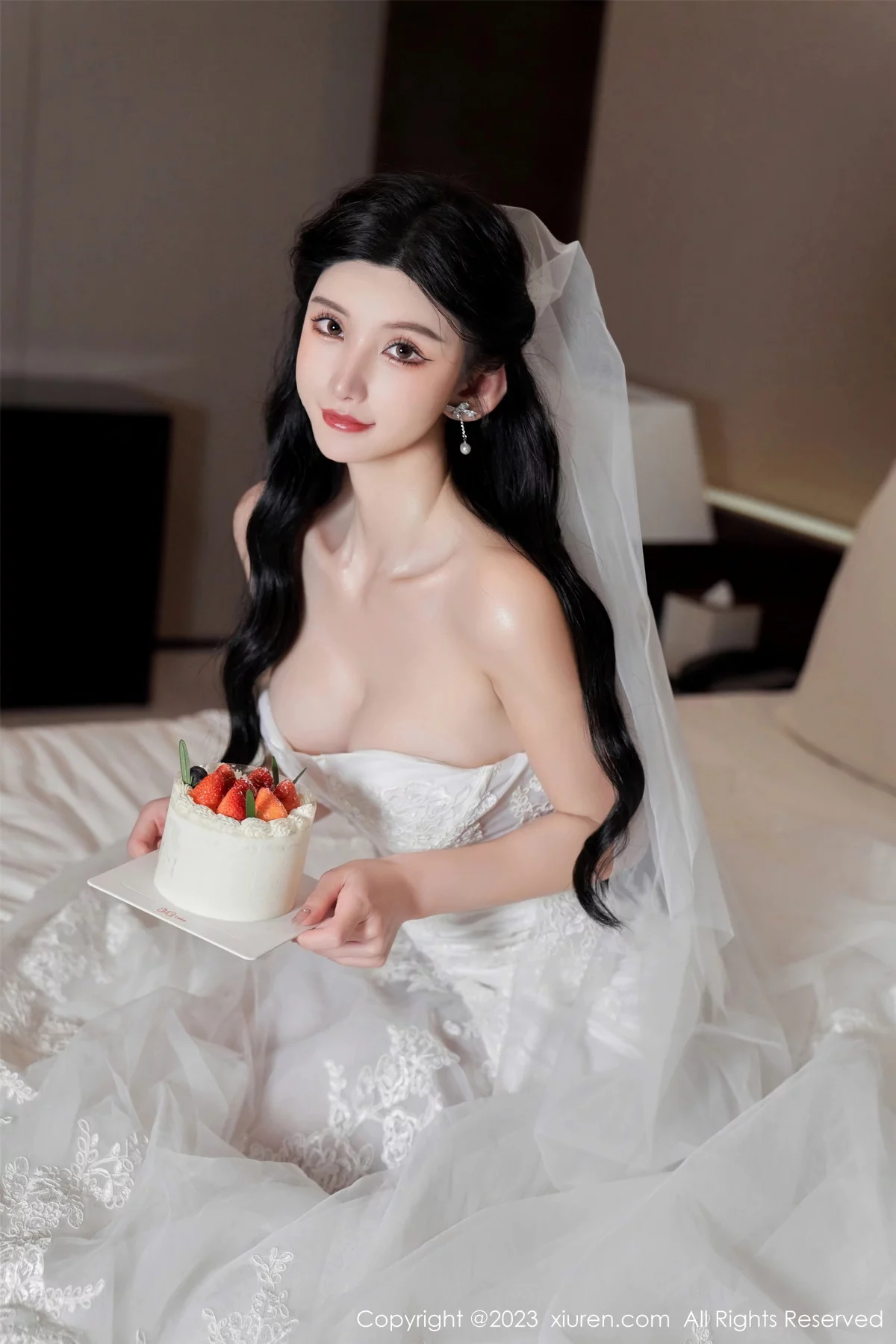 XiuRen第7463期_女神周于希Sally性感白色婚纱+白色蕾丝情趣服饰完美诱惑写真100P