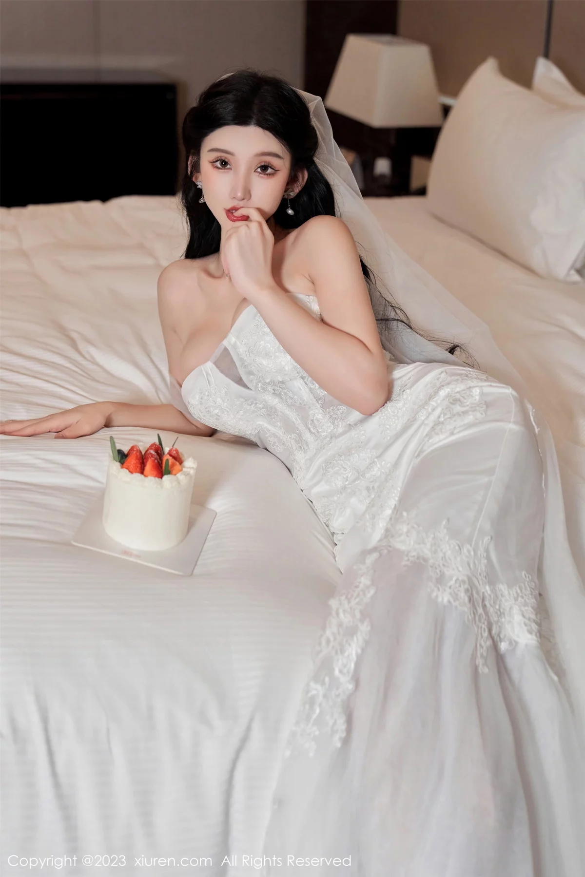 XiuRen第7463期_女神周于希Sally性感白色婚纱+白色蕾丝情趣服饰完美诱惑写真100P