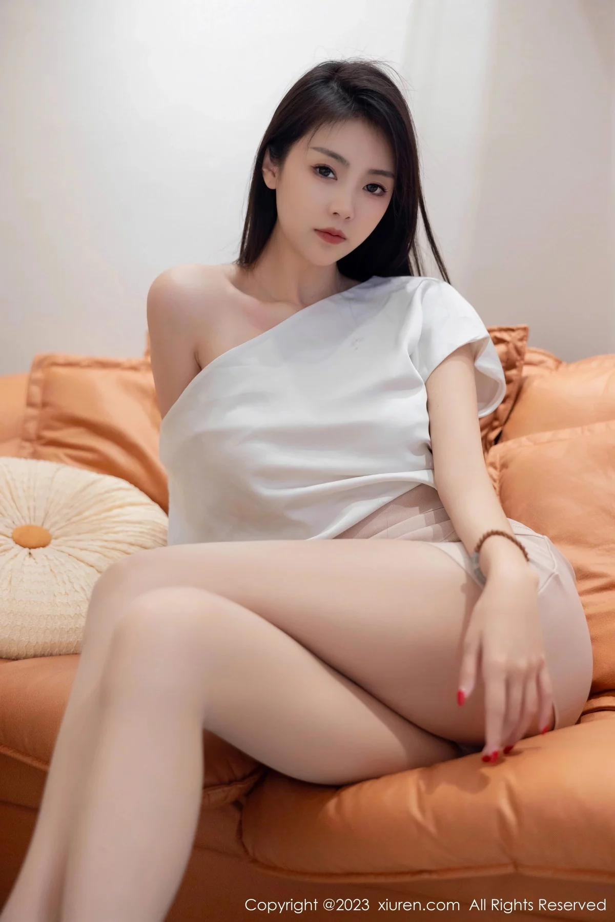 XiuRen第7457期_模特可乐Vicky性感白色上衣配粉色短裙露原色丝袜妩媚诱惑写真95P