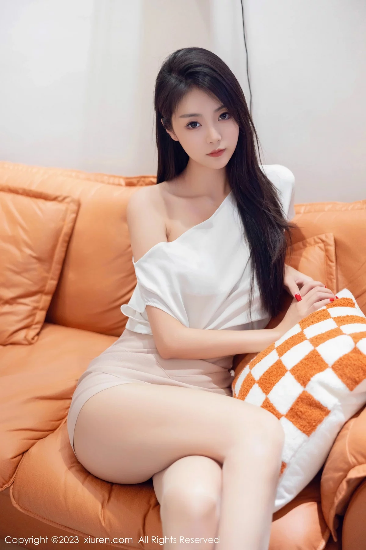 XiuRen第7457期_模特可乐Vicky性感白色上衣配粉色短裙露原色丝袜妩媚诱惑写真95P