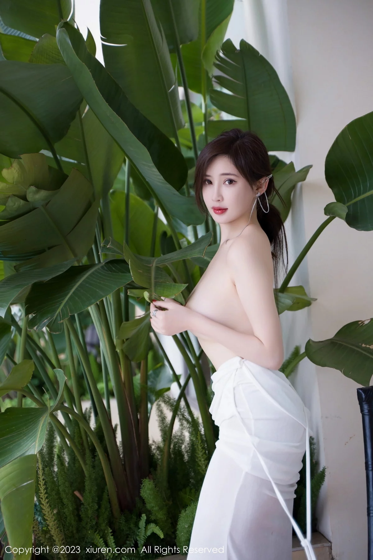 XiuRen第7461期_女神Carol周妍希泳池性感白色连衣长裙湿身秀丰满身材诱惑写真69P