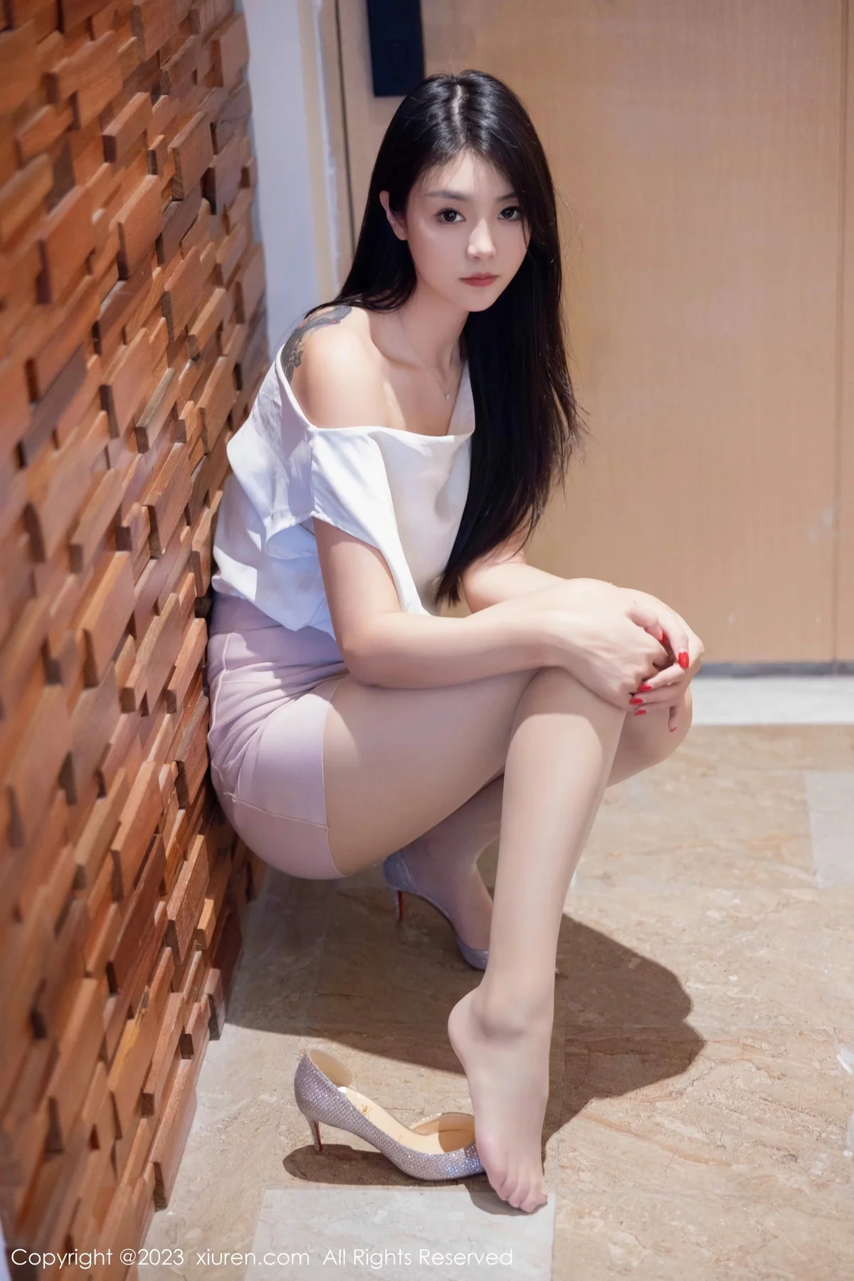 XiuRen第7457期_模特可乐Vicky性感白色上衣配粉色短裙露原色丝袜妩媚诱惑写真95P