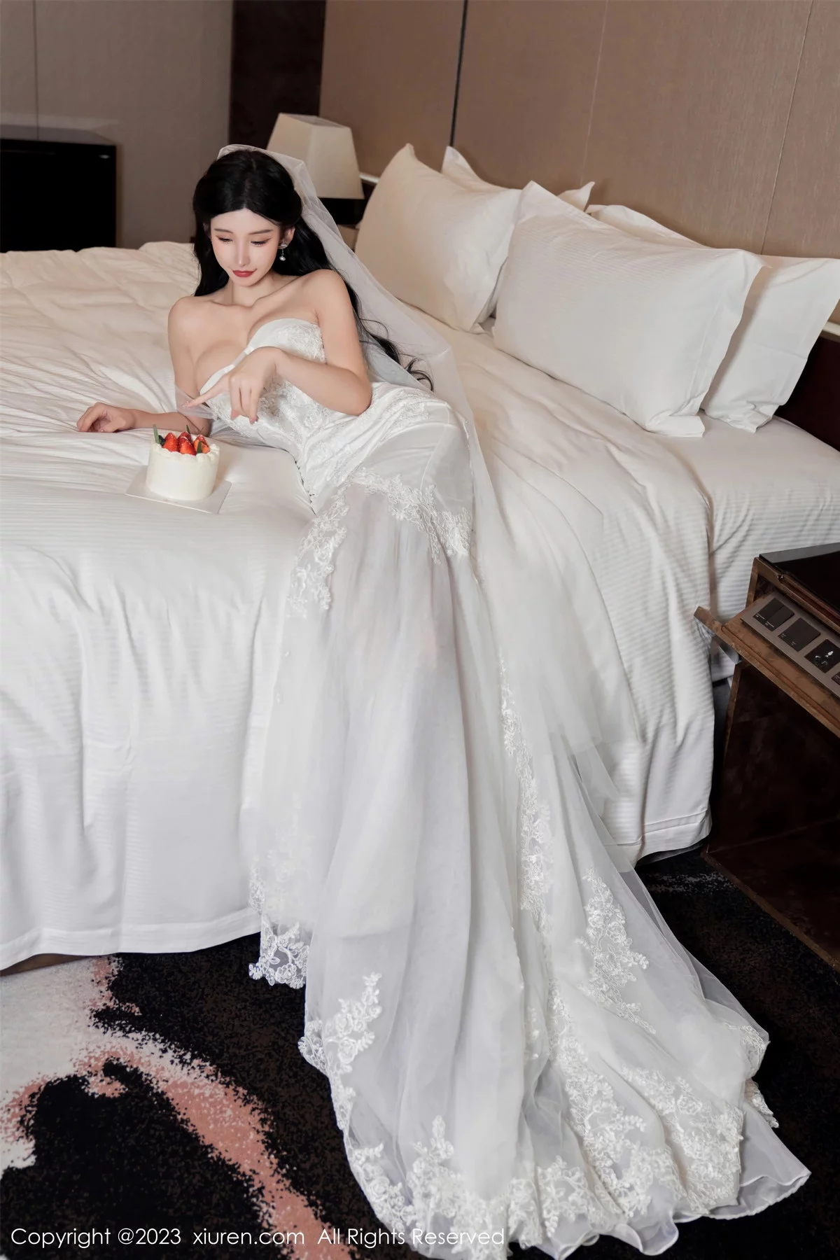 XiuRen第7463期_女神周于希Sally性感白色婚纱+白色蕾丝情趣服饰完美诱惑写真100P